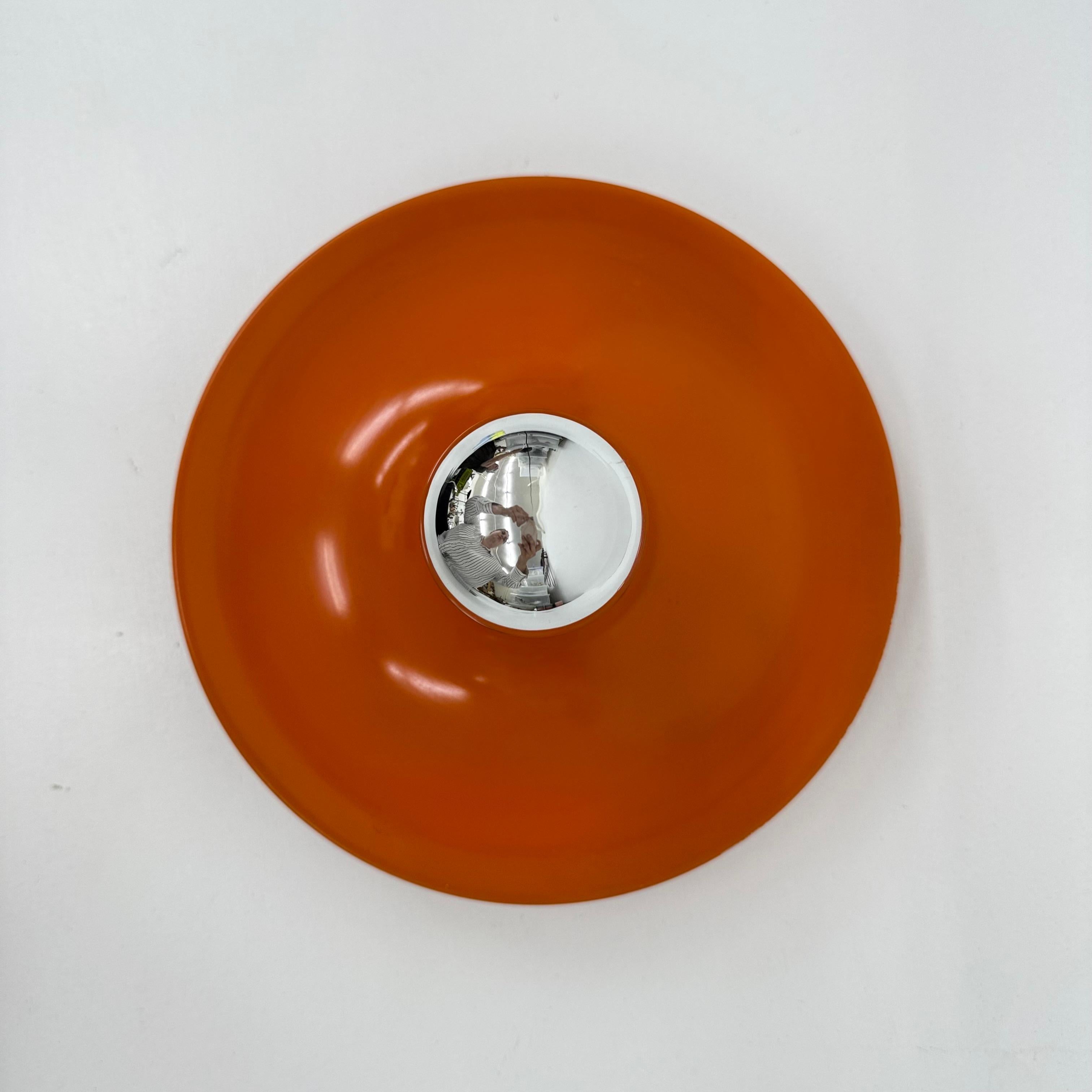 Lámpara de disco honsel naranja de diseño de mediados de siglo de la era espacial , década de 1970 atribuida a Charl en venta 2