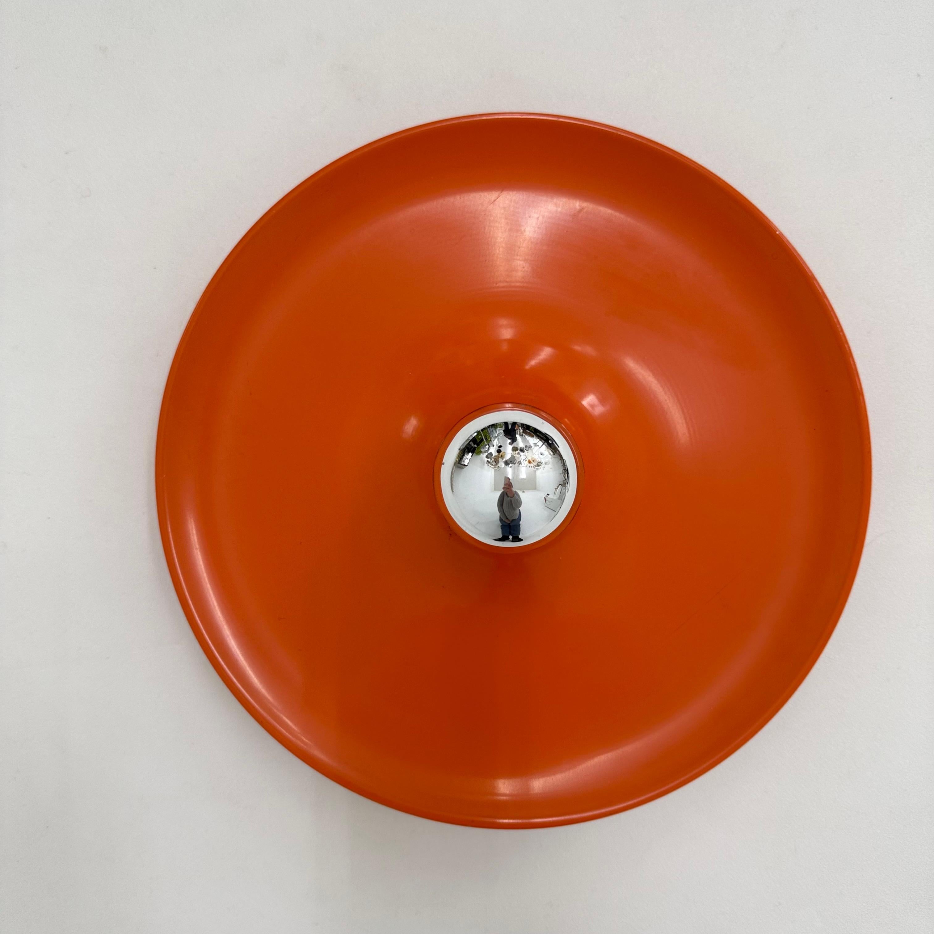 Lampe à disque de l'ère spatiale, design du milieu du siècle, Honsel orange, 1970, attribuée à Charlotte Perriand pour les arcs