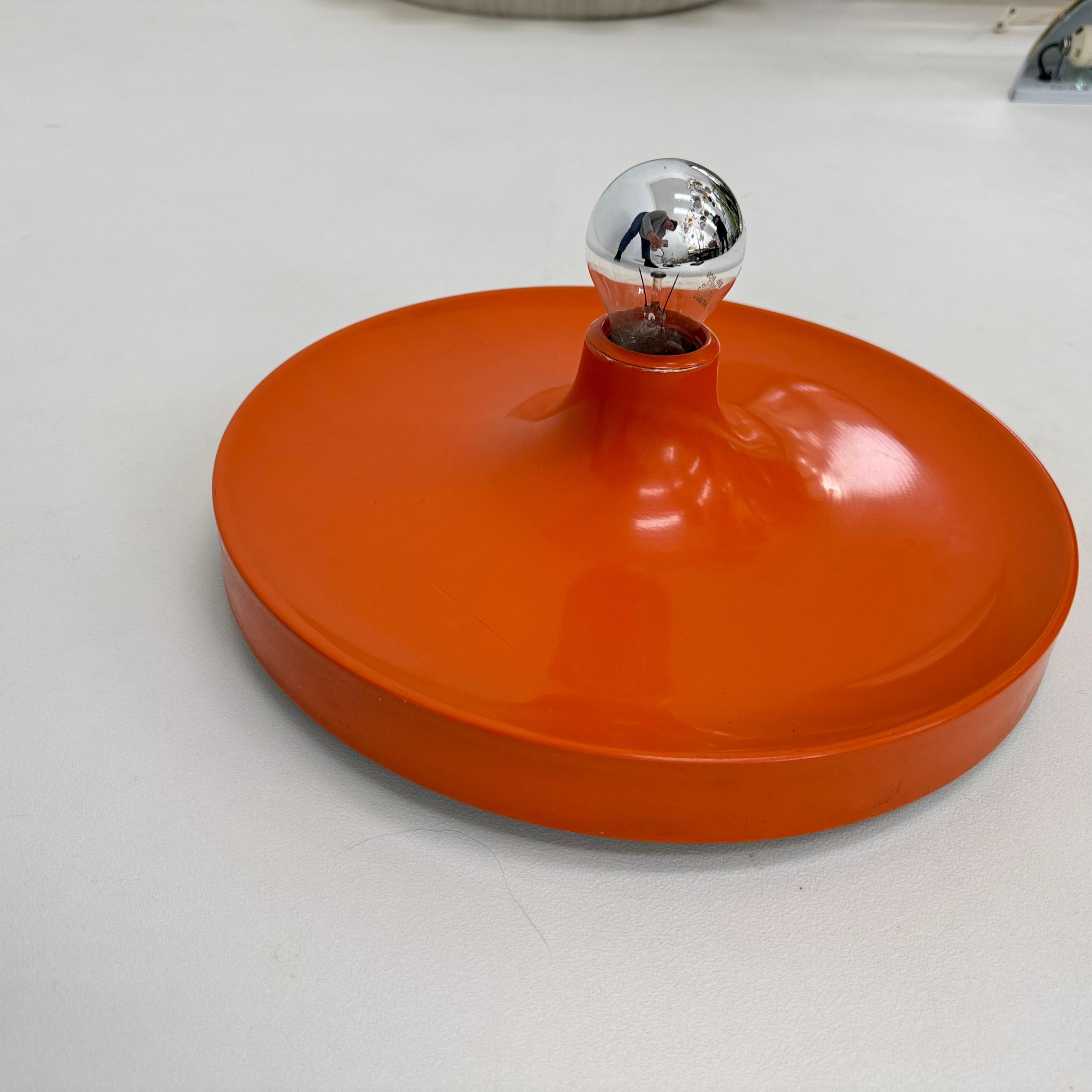 Lampe à disque de l'ère spatiale Honsel orange, design du milieu du siècle, années 1970  Charlotte Perriand Bon état - En vente à Delft, NL