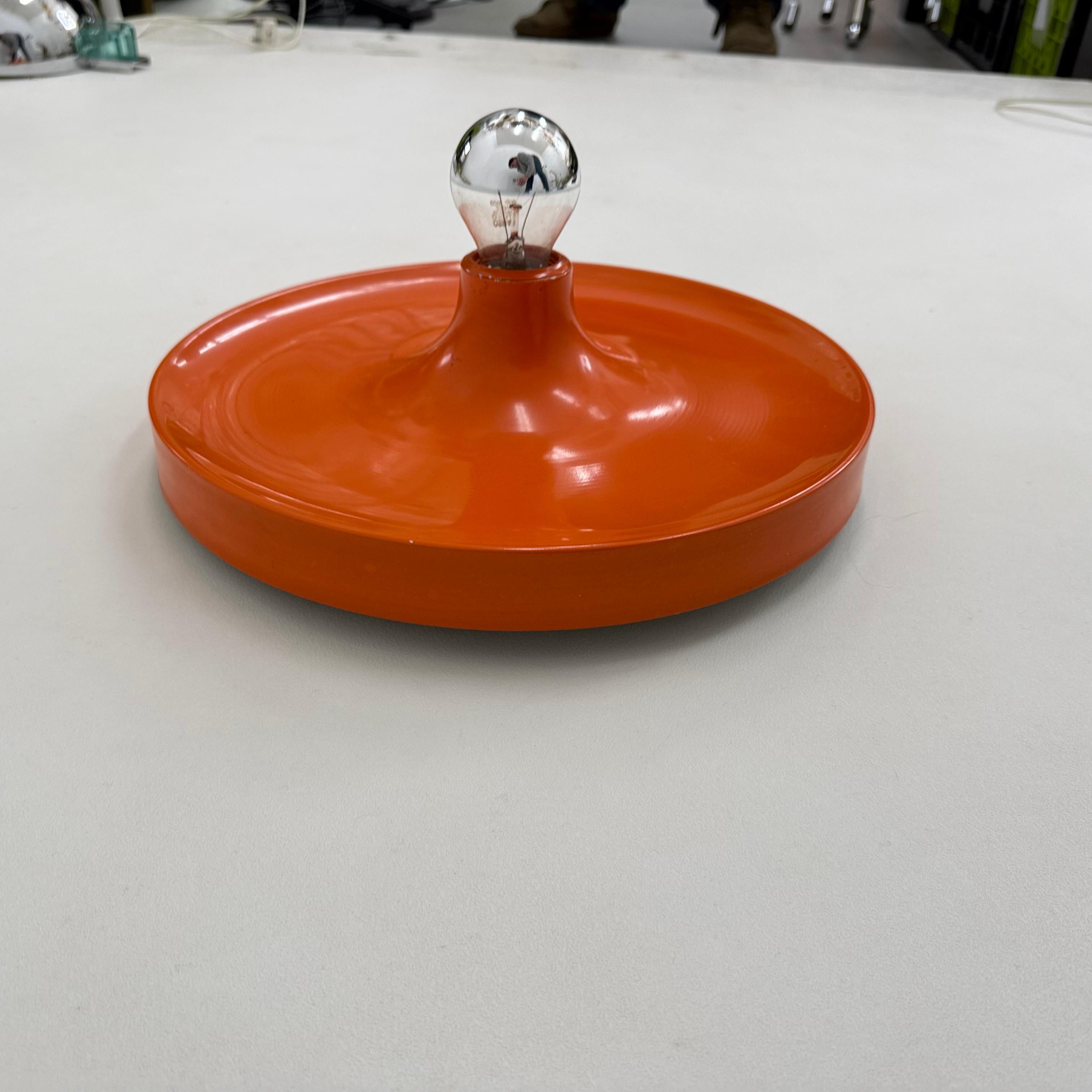 Lampe à disque de l'ère spatiale Honsel orange, design du milieu du siècle, années 1970  Charlotte Perriand en vente 2