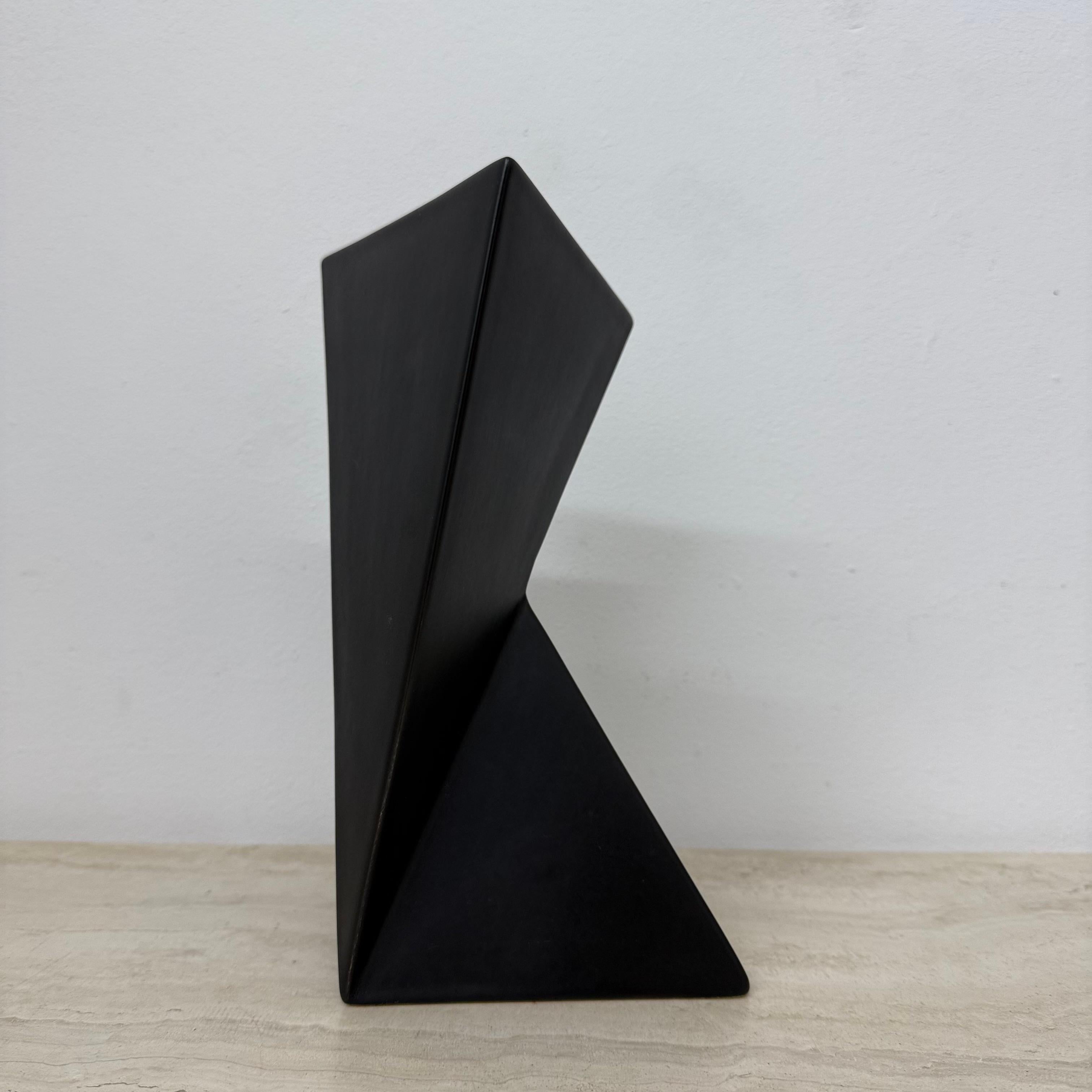 Dimensiones: 25cm Alto , 11cm Ancho , 15cm Fondo
Estado: Bueno
Material: Cerámico
Color: Negro