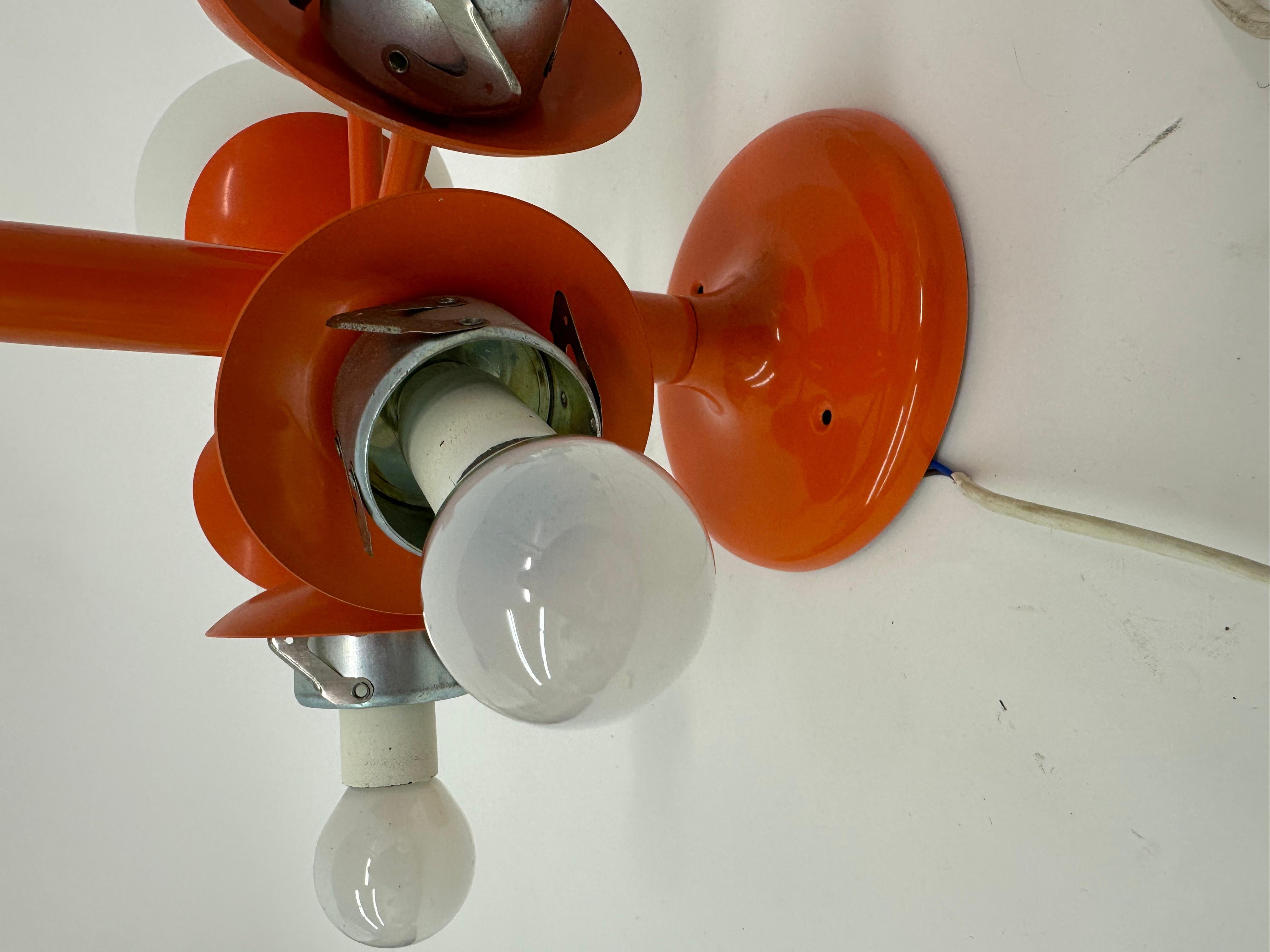 Produttore: Kaiser Leuchten
Materiale: Vetro, metallo
Colore Arancione, Bianco
Condizioni: Buono