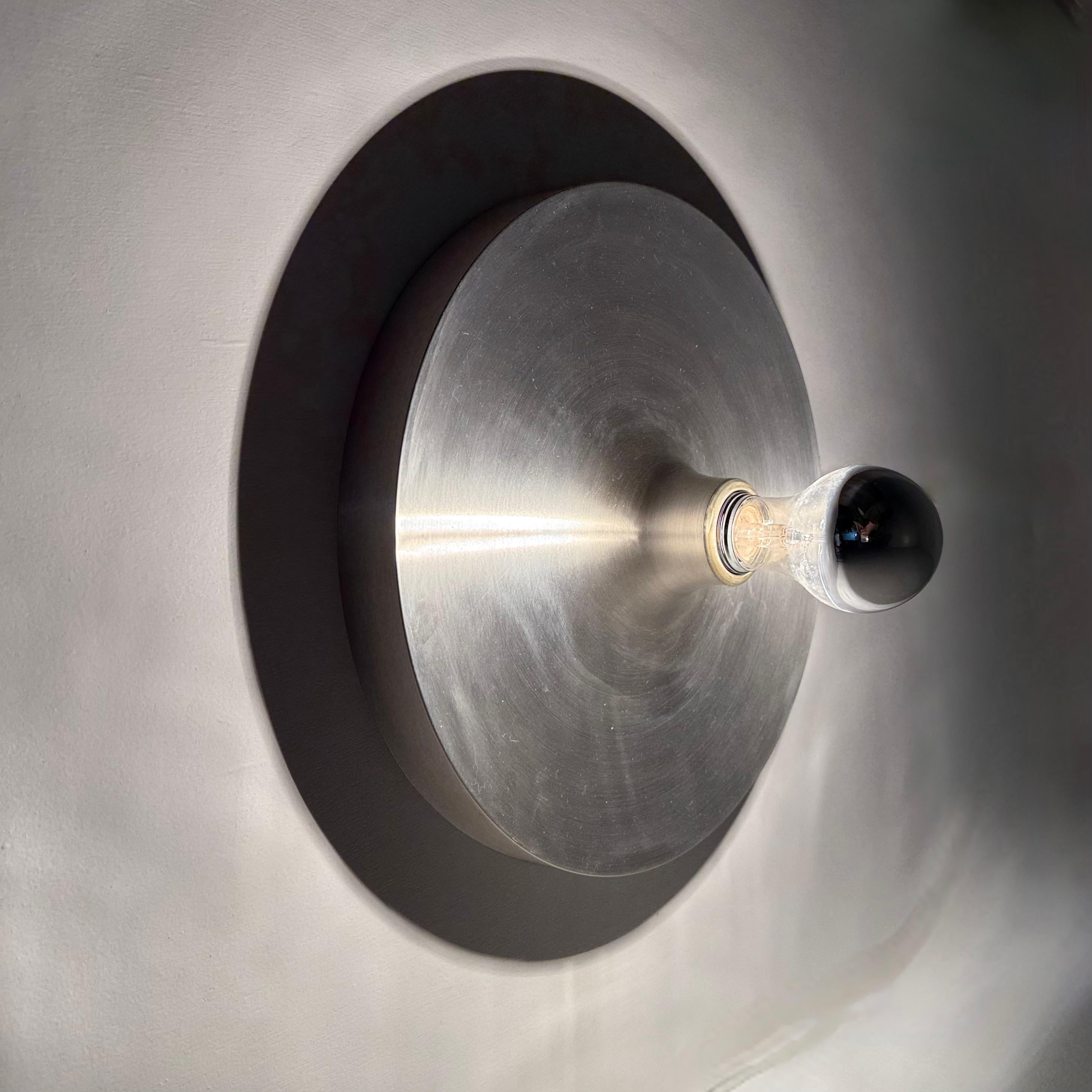 Lampe à disque, design du milieu du siècle, 1970, attribuée à Charlotte Perriand Bon état - En vente à Delft, NL