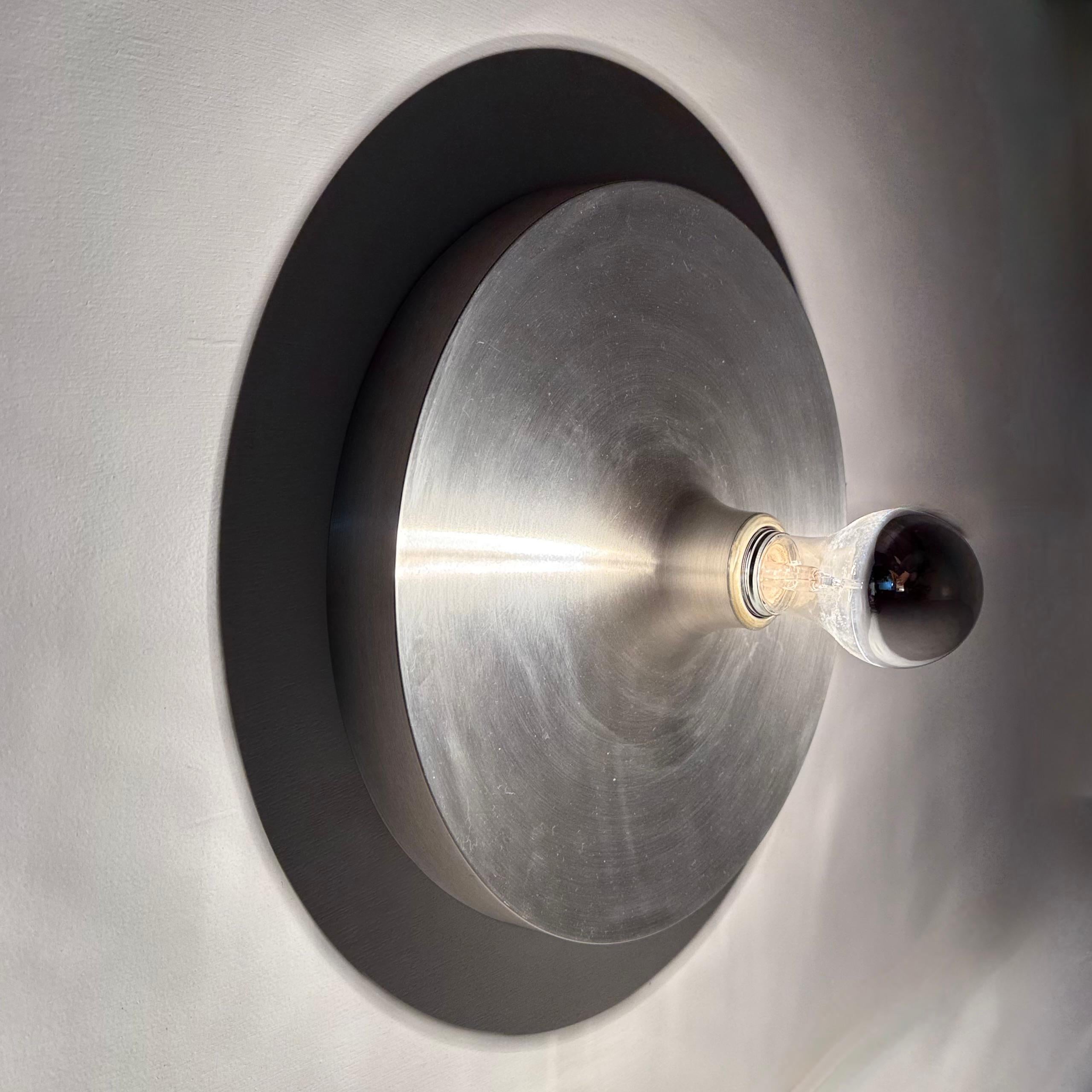 Fin du 20e siècle Lampe à disque, design du milieu du siècle, 1970, attribuée à Charlotte Perriand en vente