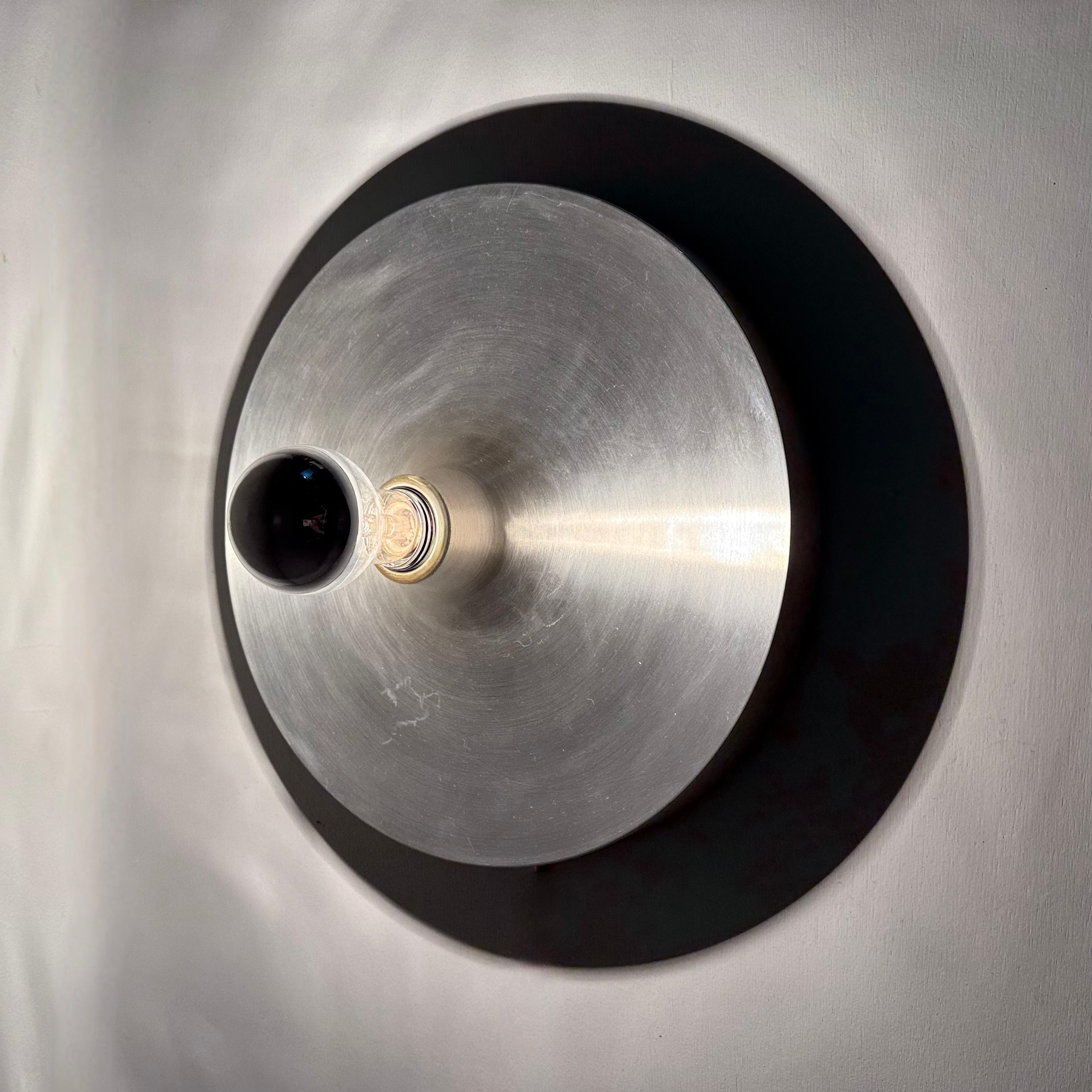 Métal Lampe à disque, design du milieu du siècle, 1970, attribuée à Charlotte Perriand en vente