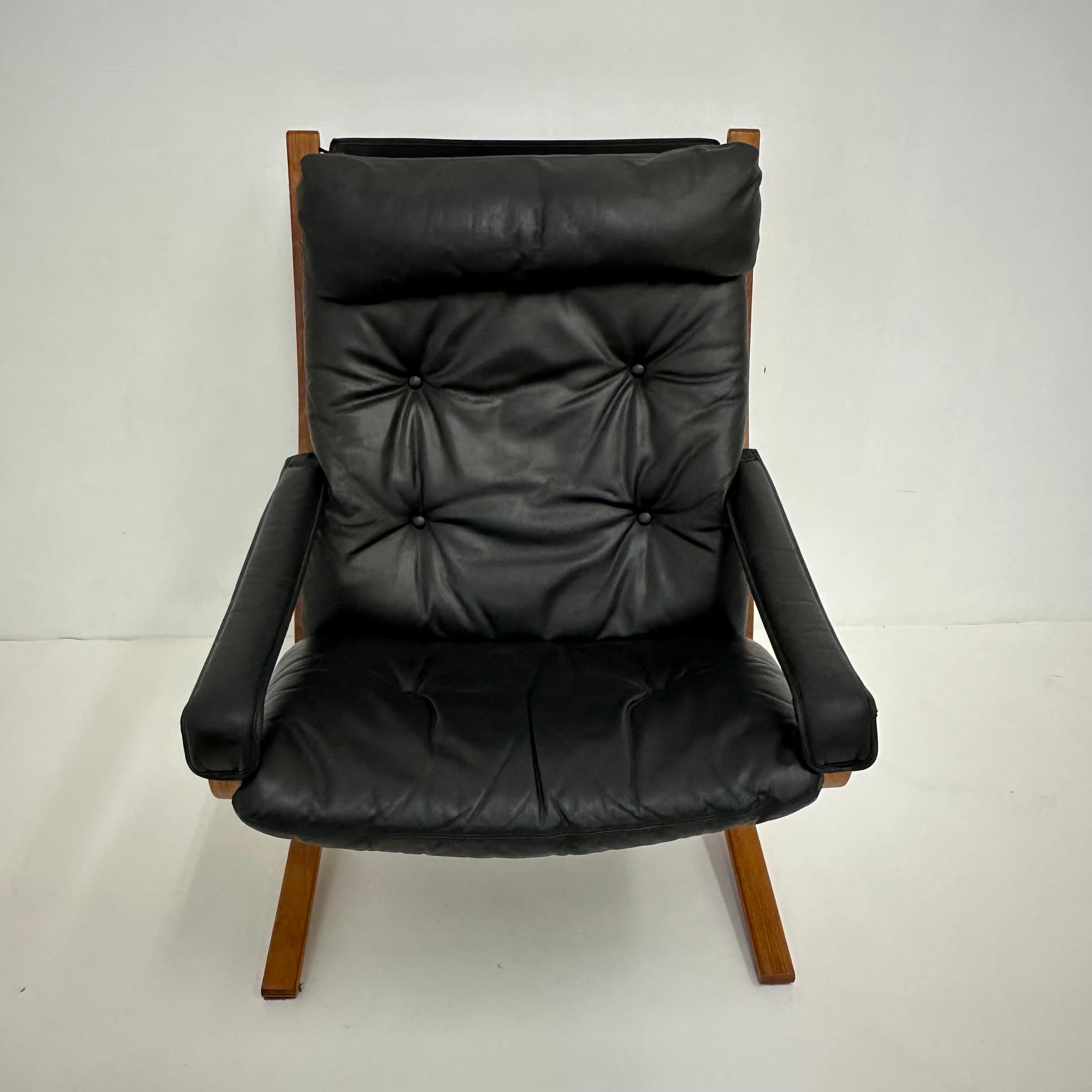 Mid-Century design black leather ‘Siesta’ lounge chair by Ingmar Relling for Westnofa, 1970’s

Condition: Good arm rest has som crackle
Period: 1970’s
Material: Wood, Leather
Origin: Norway
Designer: Ingmar Relling
Dimensions: 72c m Width, 98cm