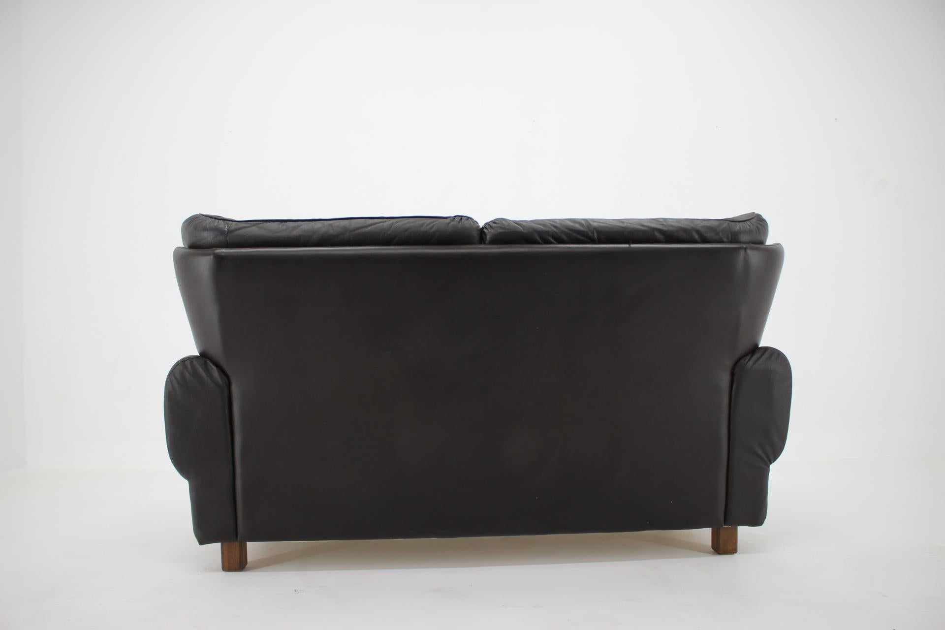 Mid-Century Design Leather Sofa, 1970s, Czechoslovakia In Good Condition For Sale In Praha, CZ