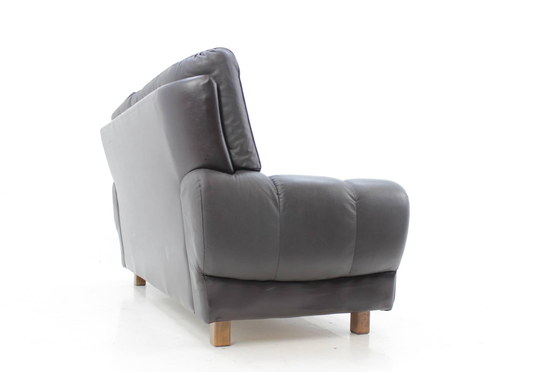 Midcentury Design Leather Sofa In Good Condition In Praha, CZ