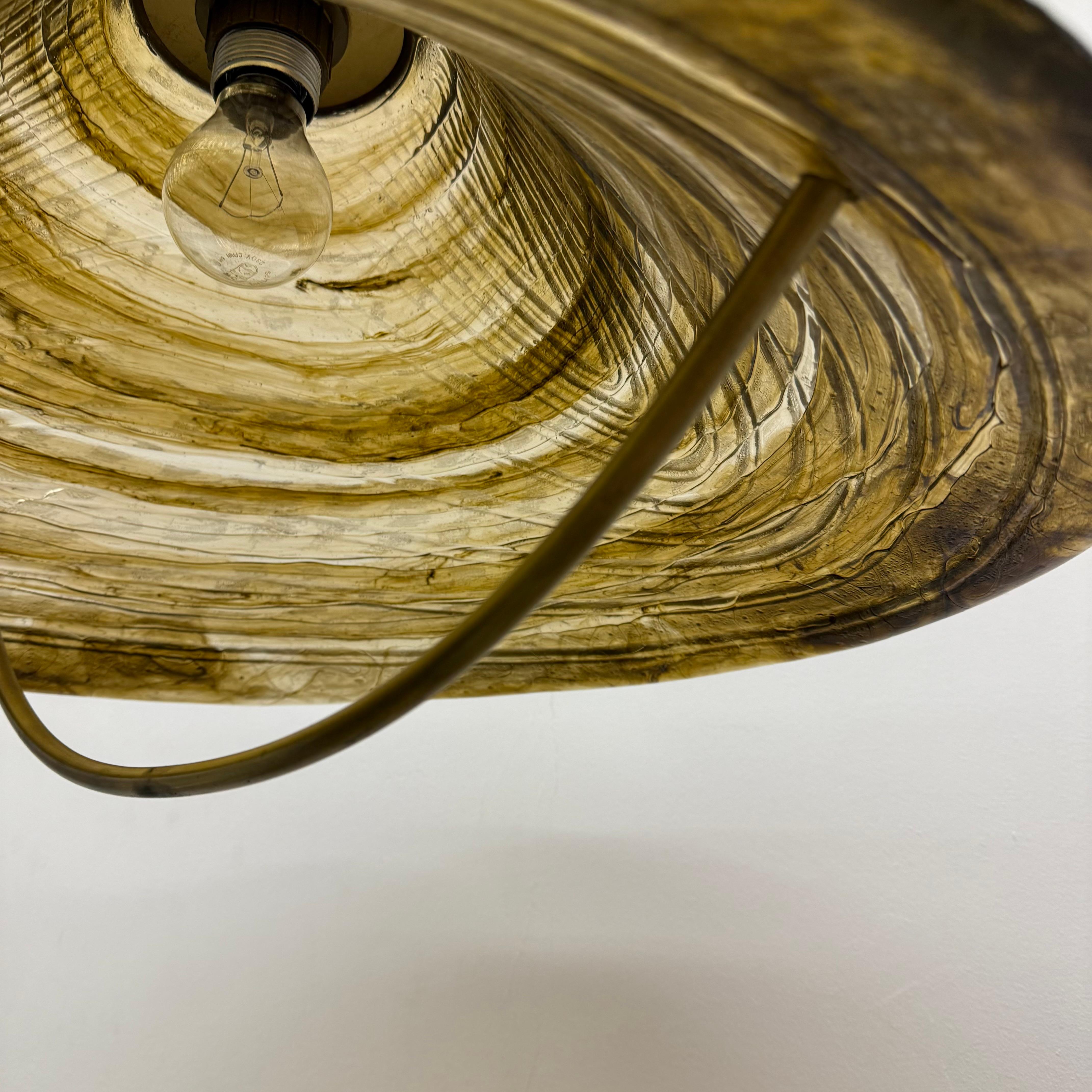 Lampada a sospensione in lucite dal design di metà secolo, anni '70 in vendita 4