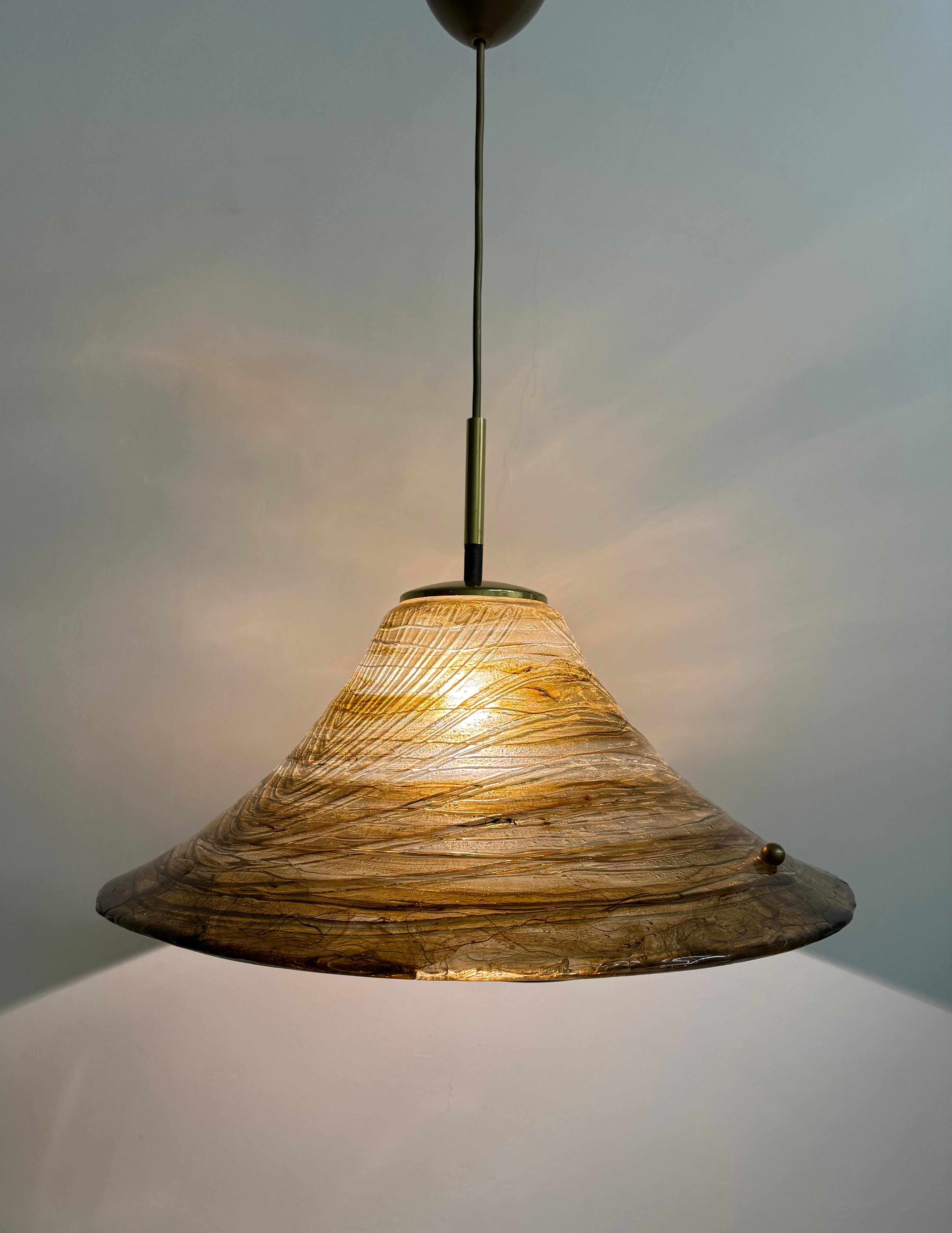 Lampada a sospensione in lucite dal design di metà secolo, anni '70 in vendita 8