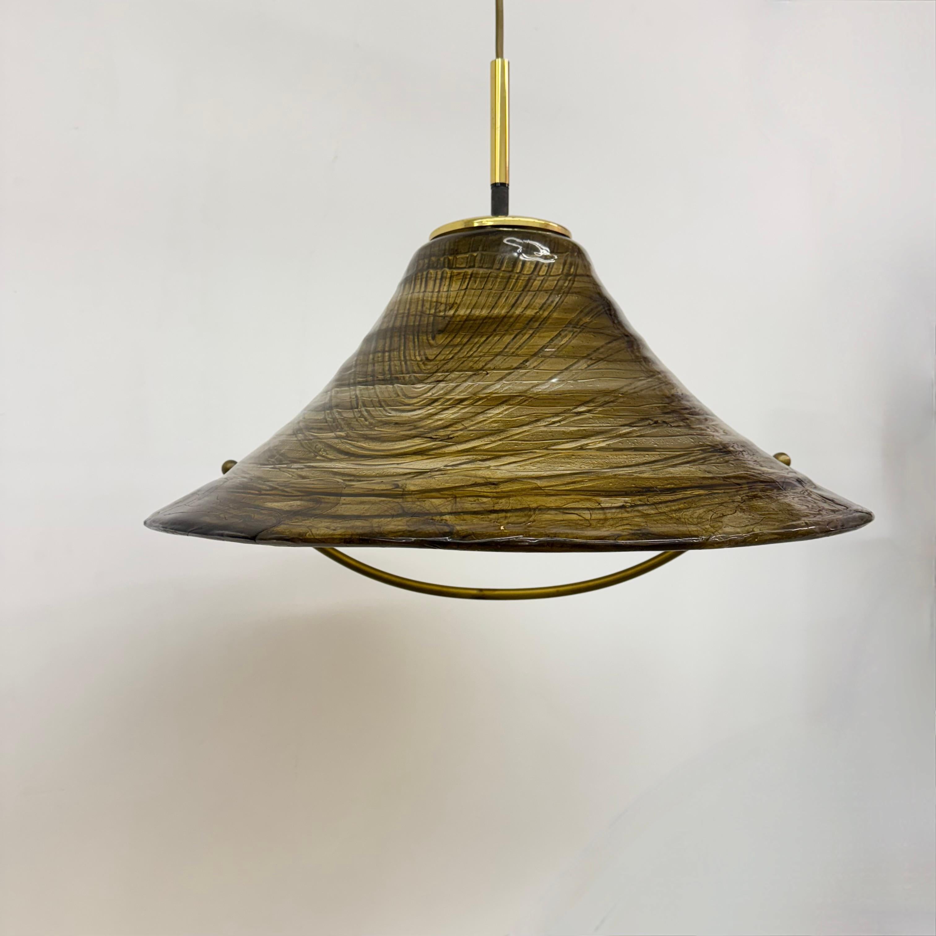 Lampada a sospensione in lucite dal design di metà secolo, anni '70


Dimensioni: 55 cm di diametro, 40 cm di altezza del paralume, 185 cm di altezza totale.