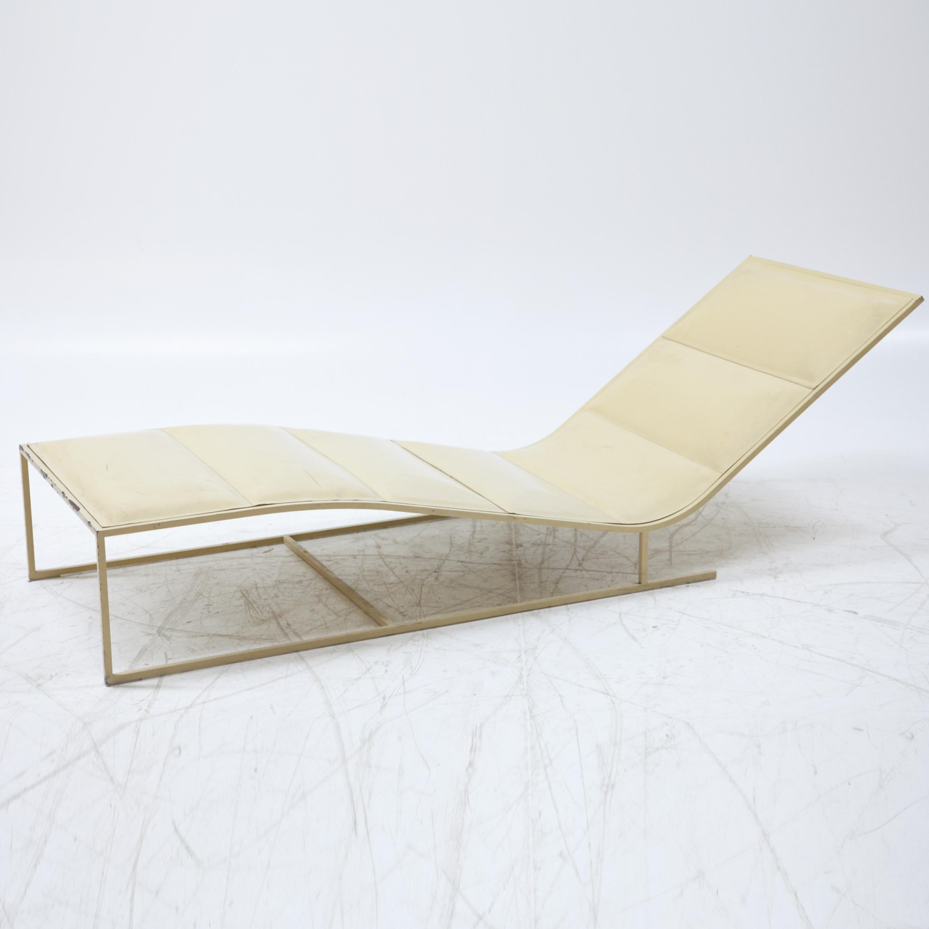 Mid-Century Modern Midcentury Design Metal and Leather Lounger For Sale