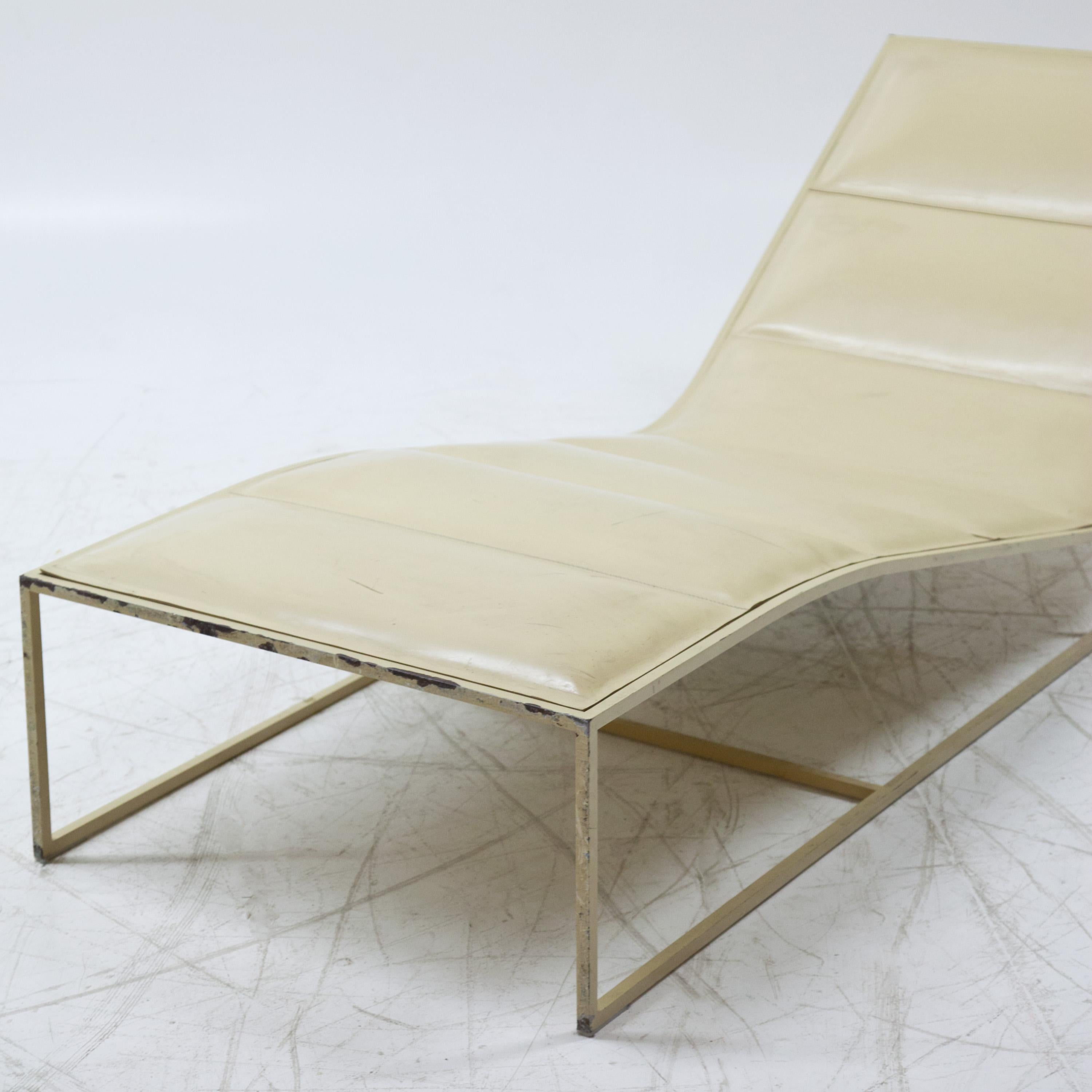 Midcentury Design Metal and Leather Lounger For Sale 2
