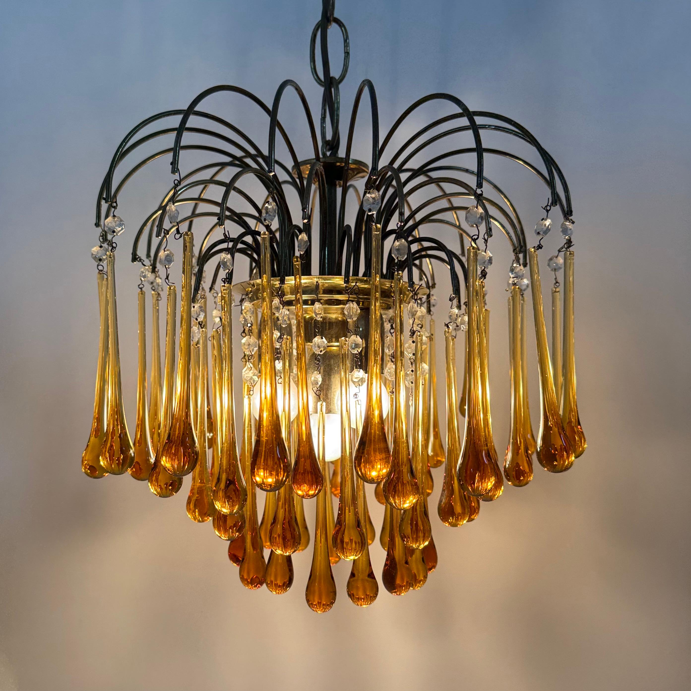 Italiano Lampadario a goccia in vetro ambrato di Murano di design di metà secolo, anni '70 in vendita