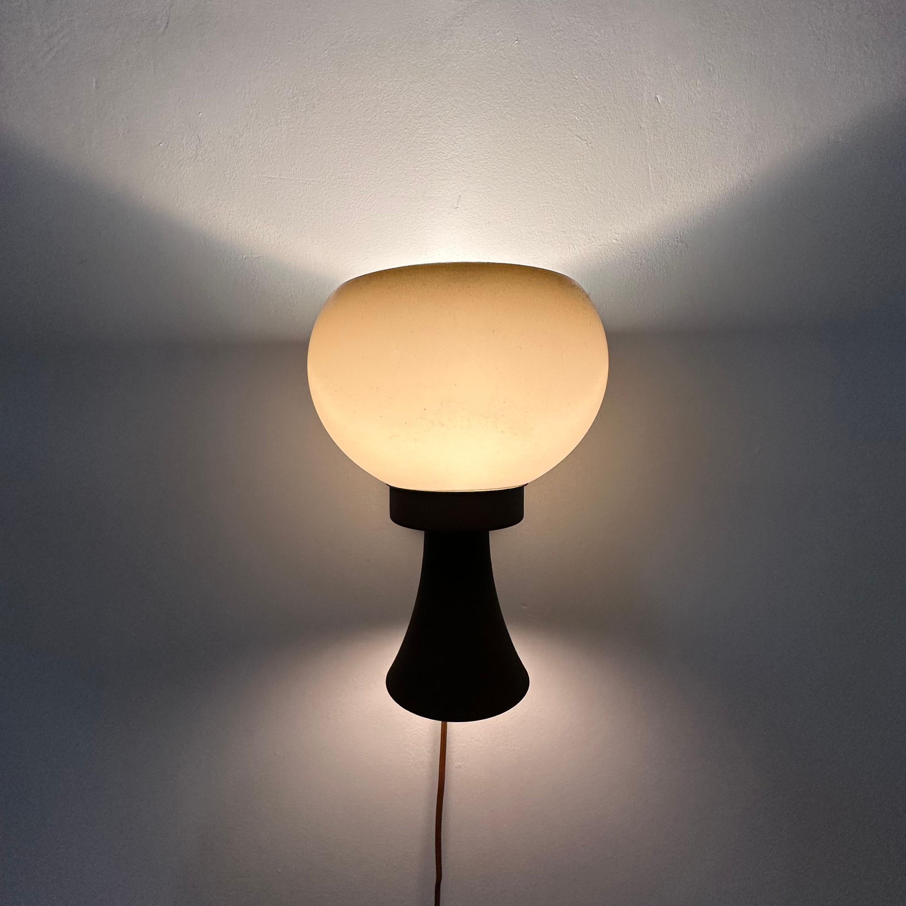 Lampada da parete a fungo dal design di metà secolo di Dijkstra Holland, anni '70

Dimensioni: 25 cm di altezza, 16 cm di larghezza e 22 cm di profondità.
Periodo: 1970's
Condizioni: Buono
Produttore: Dijkstra