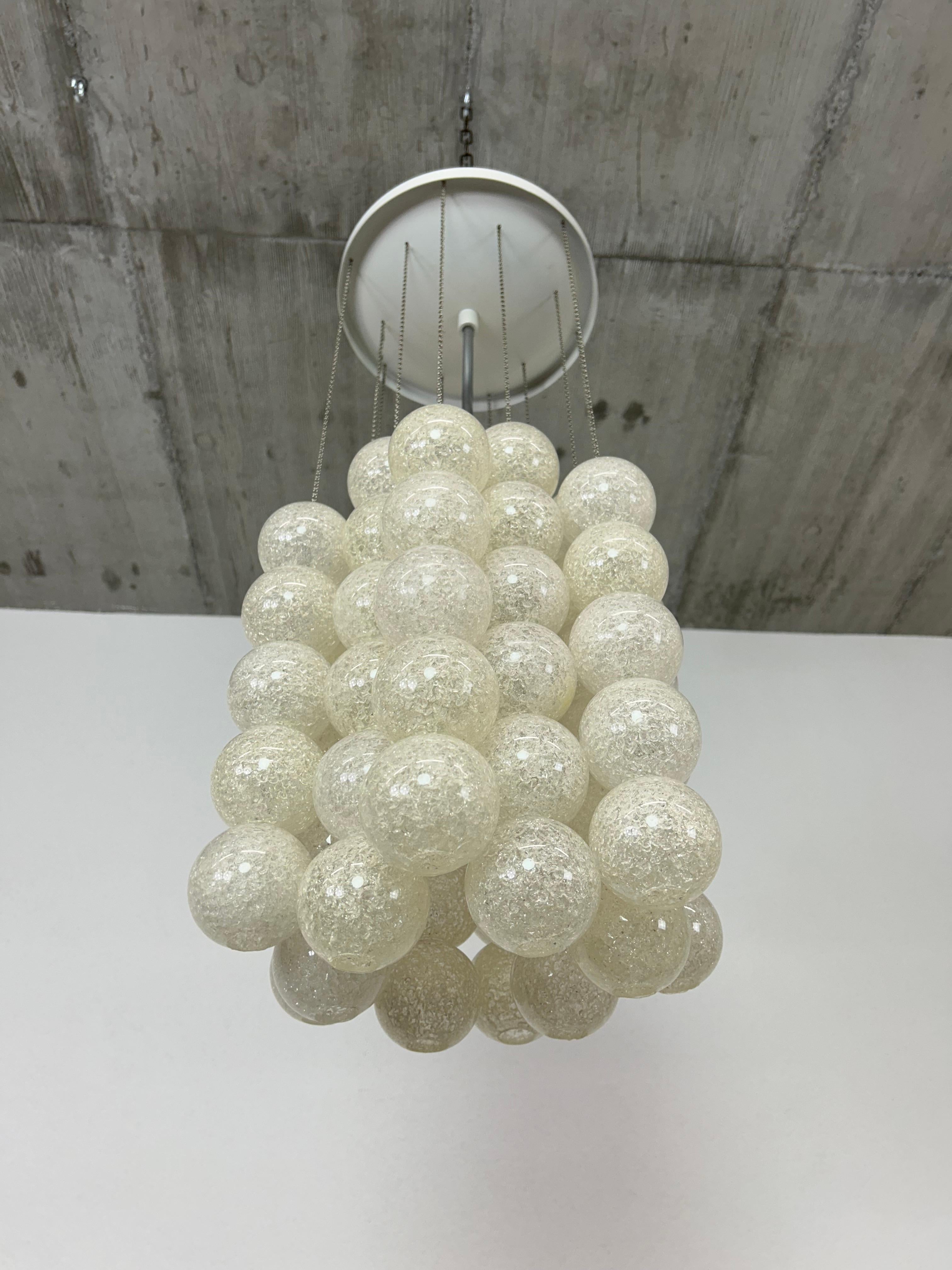Napako Hängelampe im Mid-Century Design mit weißen Kunststoffkugeln.