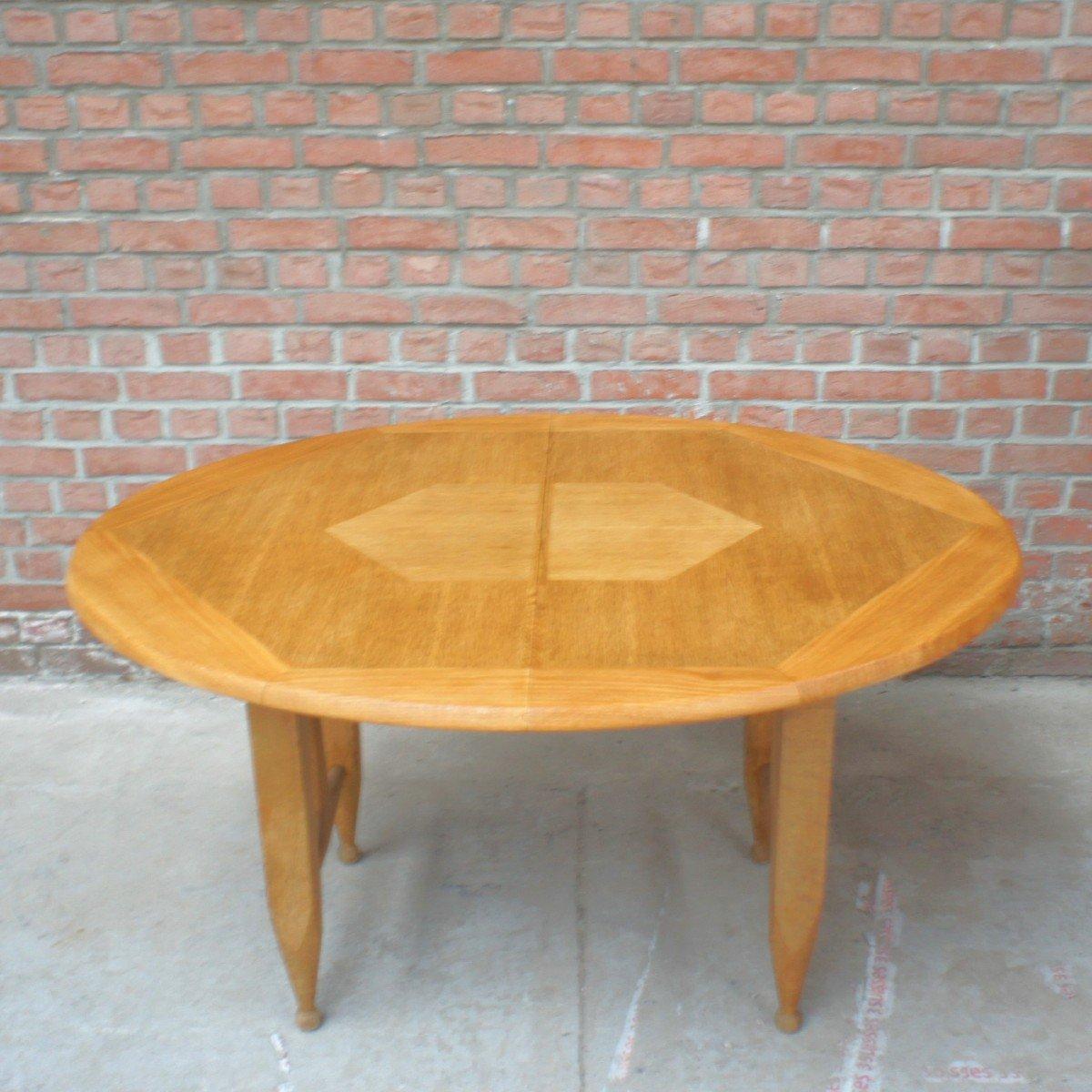 Very pretty oval table wood marquetry by Guillerme and Chambron. This table has its two original extensions allowing its length to be increased to 202cms. The tray has been cleaned and waxed, it has no knocks or scratches.