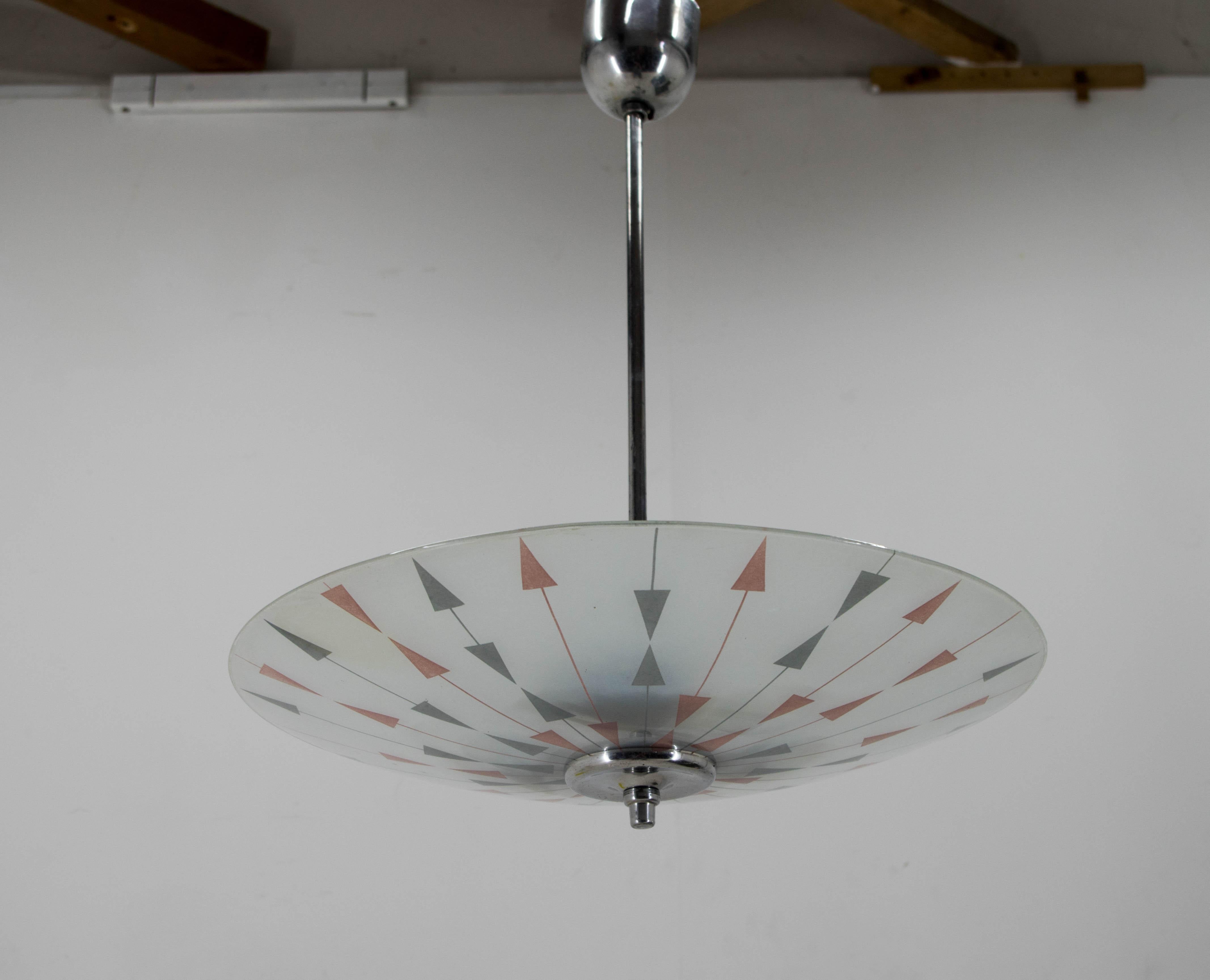 Fabriqué dans les années 1960 par Napako.
Verre en parfait état.
Métal poli
La tige centrale peut être raccourcie sur demande.
Deux articles disponibles, prix pour un article.
Câblé : 3x60W, ampoules E25-E27
Compatible avec le câblage américain