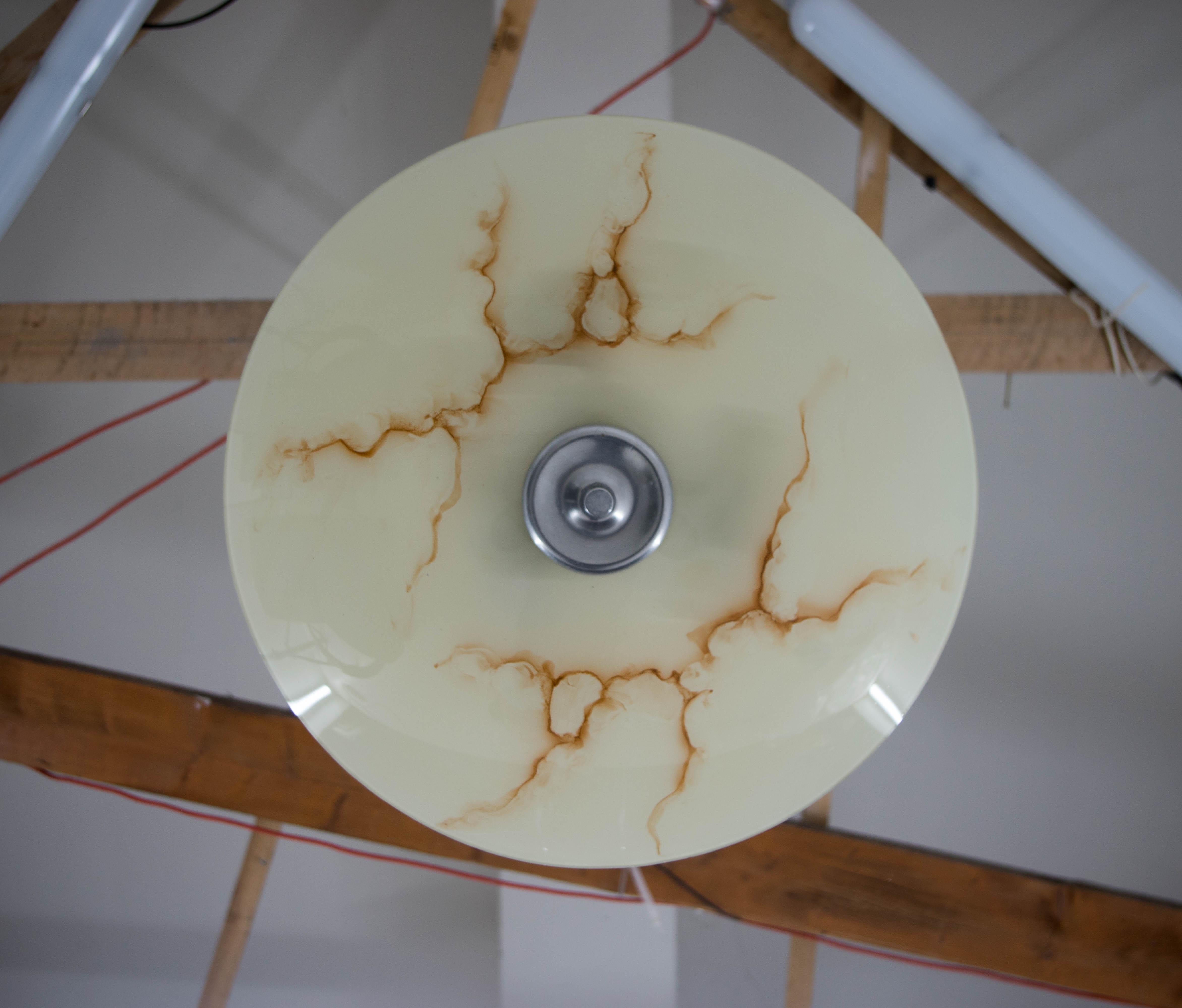 Realizzato negli anni '60 da Napako.
Vetro in perfette condizioni.
Metallo lucidato
L'asta centrale può essere accorciata su richiesta.
Ricablata: 3x60W, lampadine E25-E27
Compatibile con il cablaggio USA