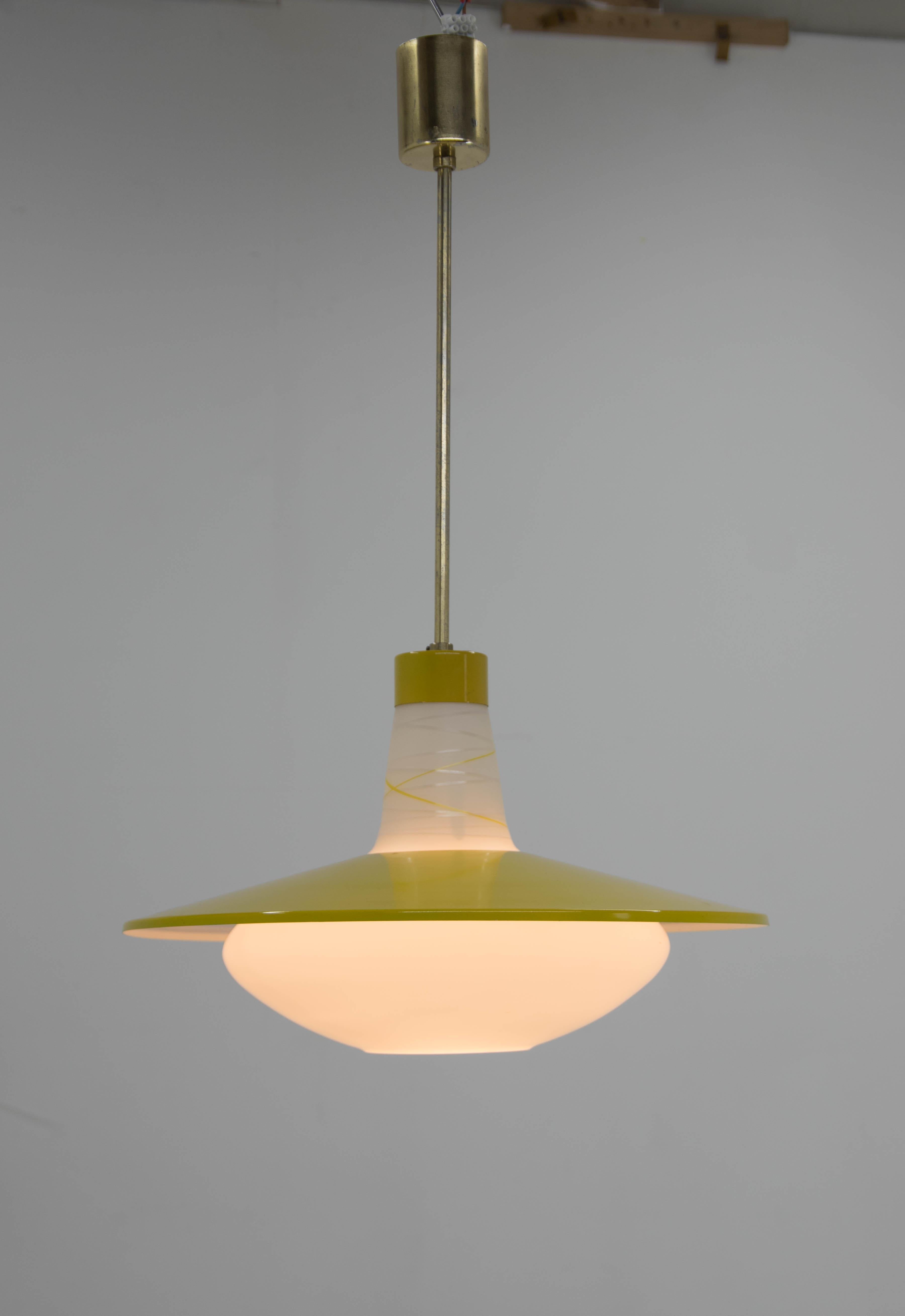 Design yellow pendant labeled by N.P. Kamenicky Senov.
Very good original condition.
1x60W, E25-E27 bulb
US wiring compatible.