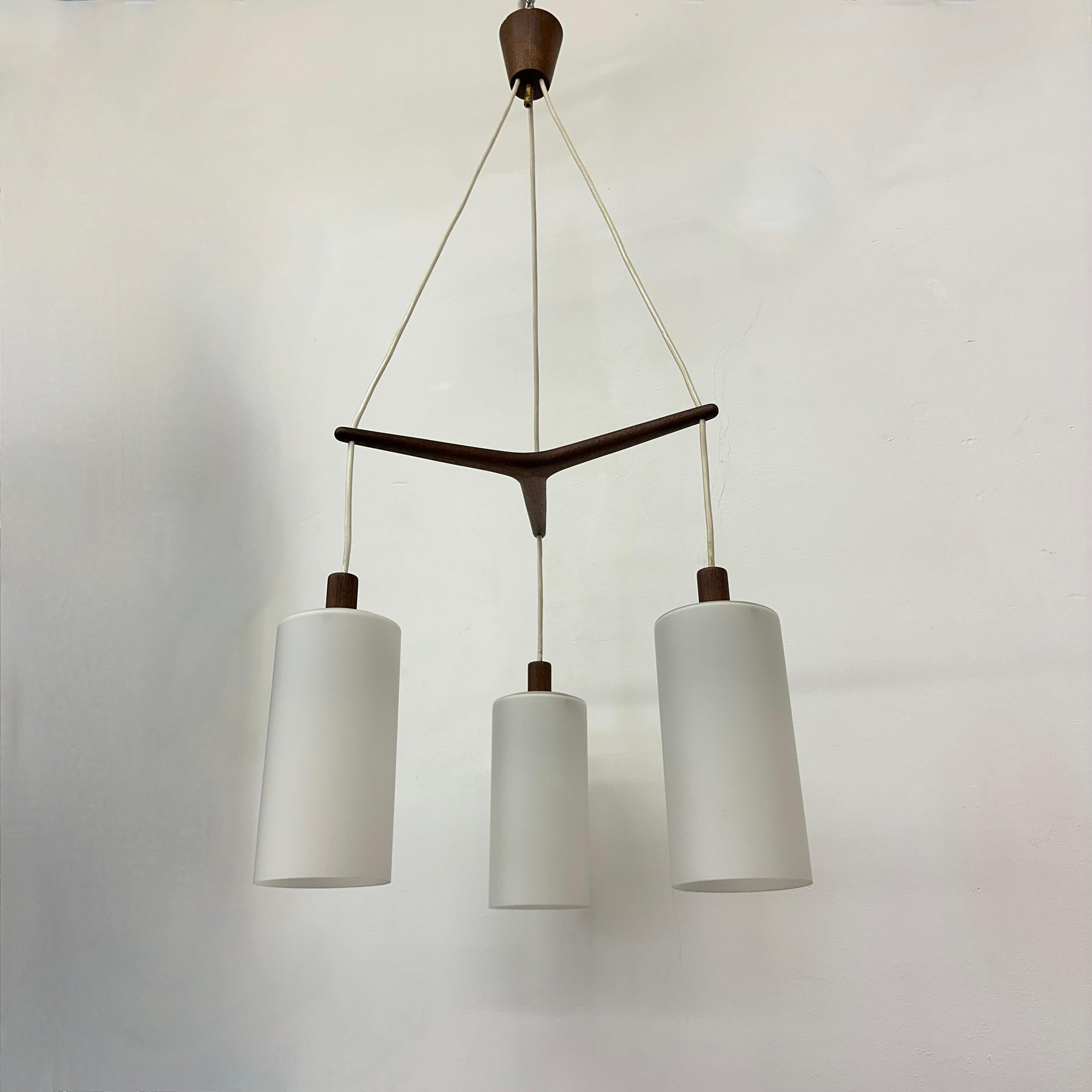 Mid-Century moderno Lampada a sospensione di design di metà secolo in teak e vetro opalino , anni '70 in vendita