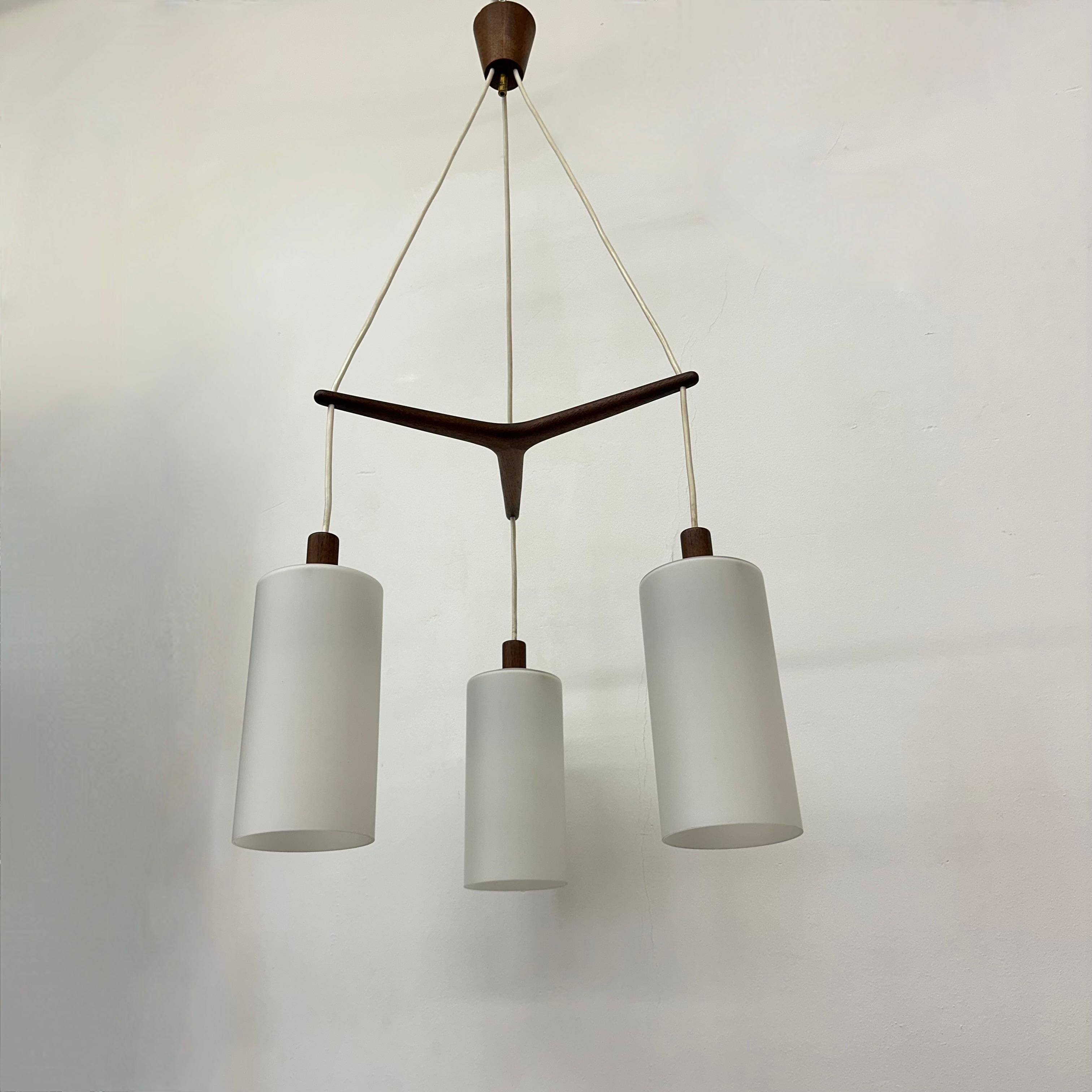 Svedese Lampada a sospensione di design di metà secolo in teak e vetro opalino , anni '70 in vendita