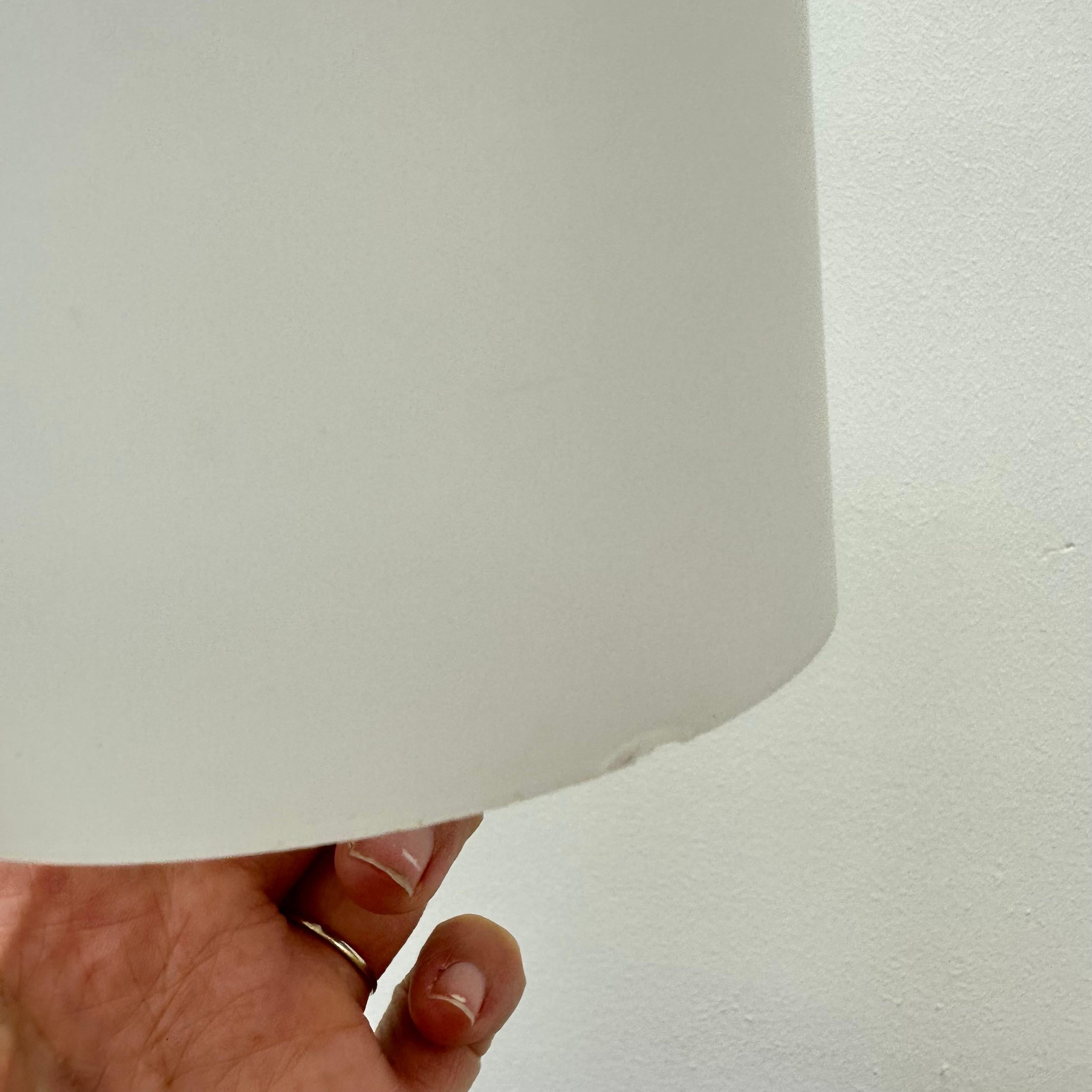 Lampada a sospensione di design di metà secolo in teak e vetro opalino , anni '70 In condizioni buone in vendita a Delft, NL