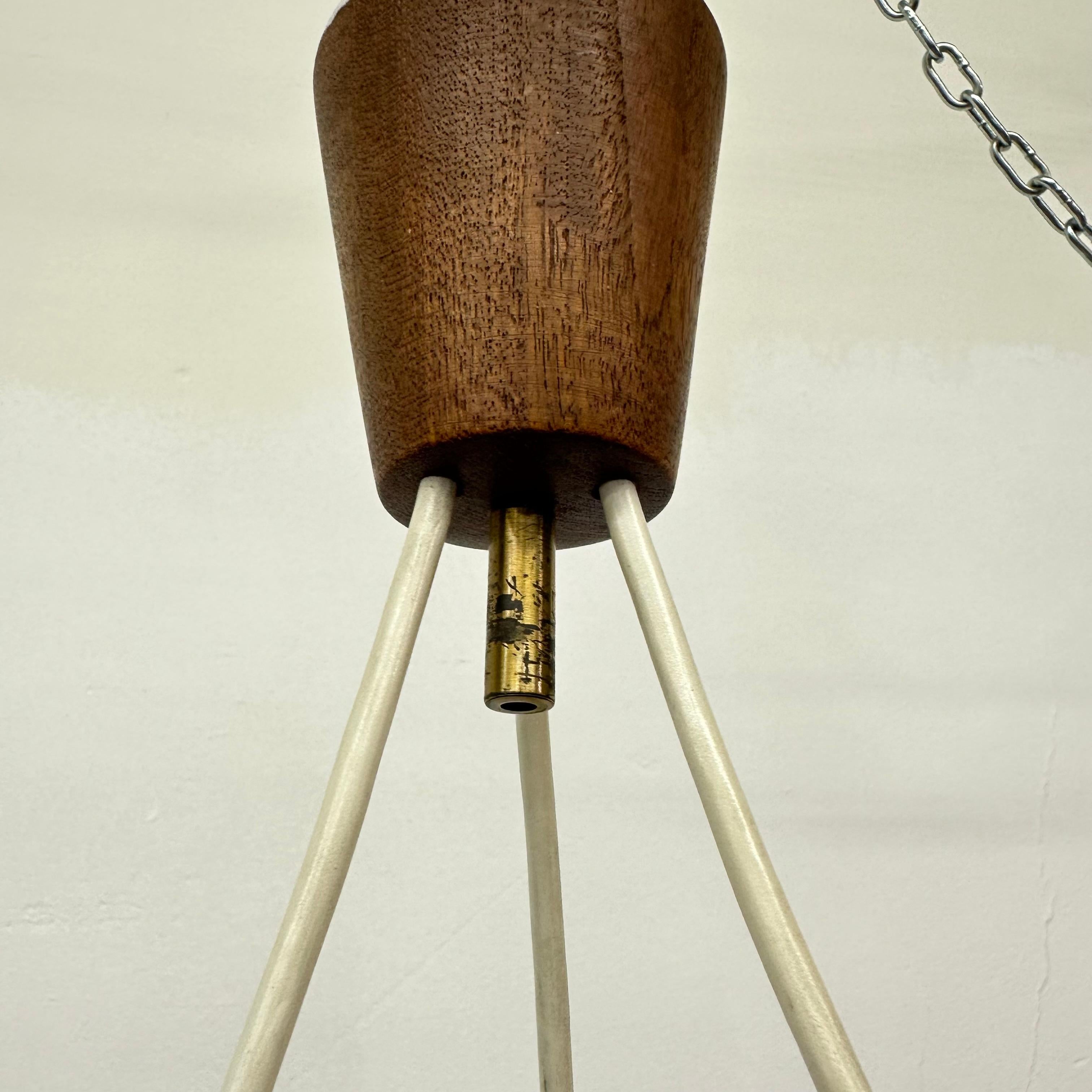Metà XX secolo Lampada a sospensione di design di metà secolo in teak e vetro opalino , anni '70 in vendita