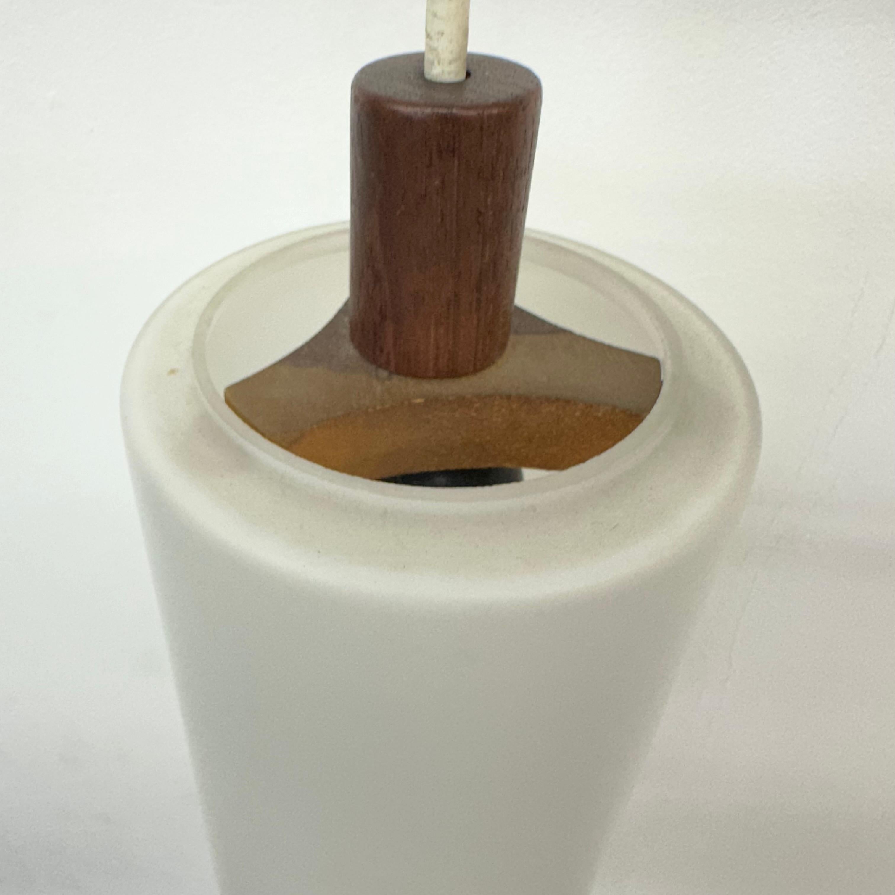 Vetro Lampada a sospensione di design di metà secolo in teak e vetro opalino , anni '70 in vendita
