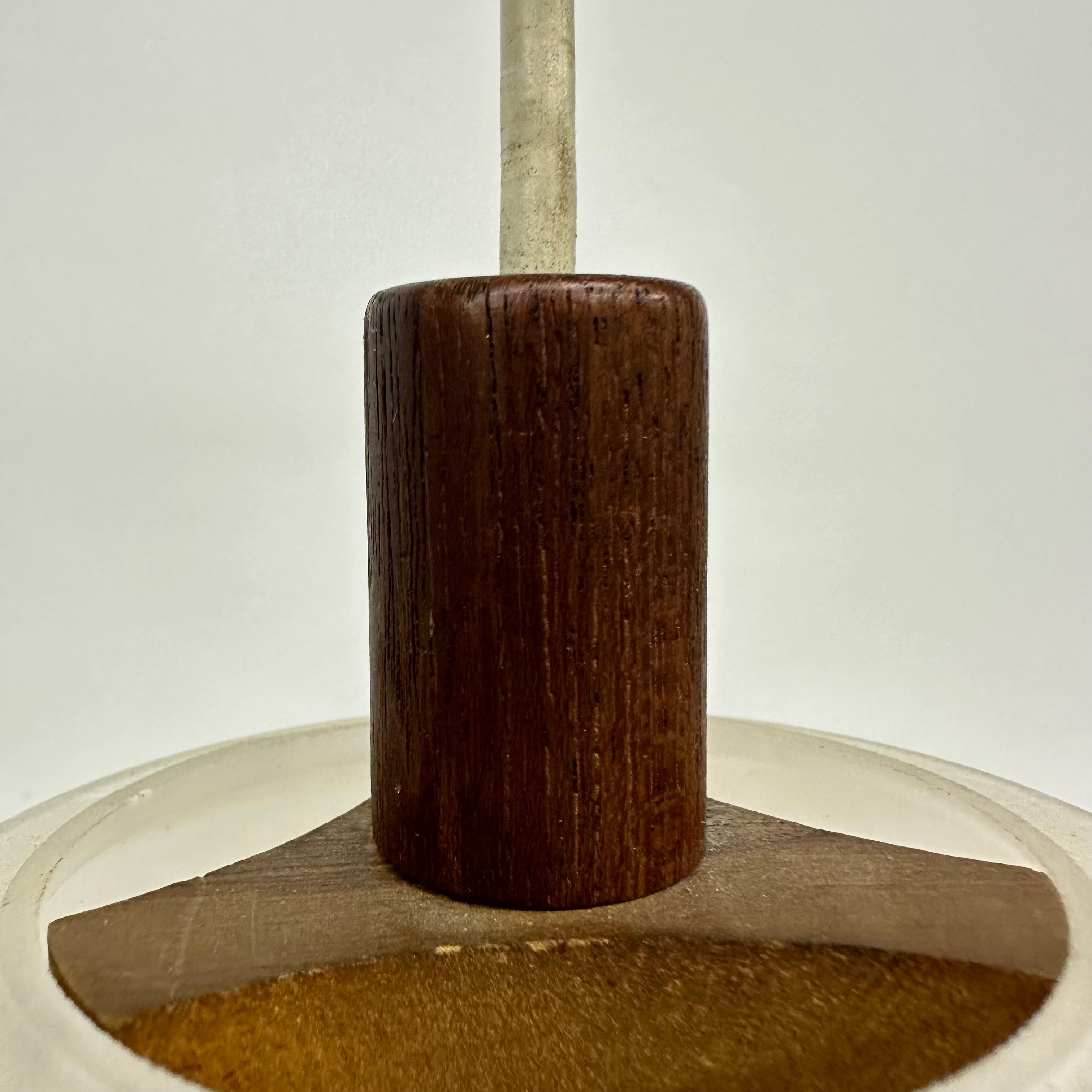 Lampada a sospensione di design di metà secolo in teak e vetro opalino , anni '70 in vendita 1