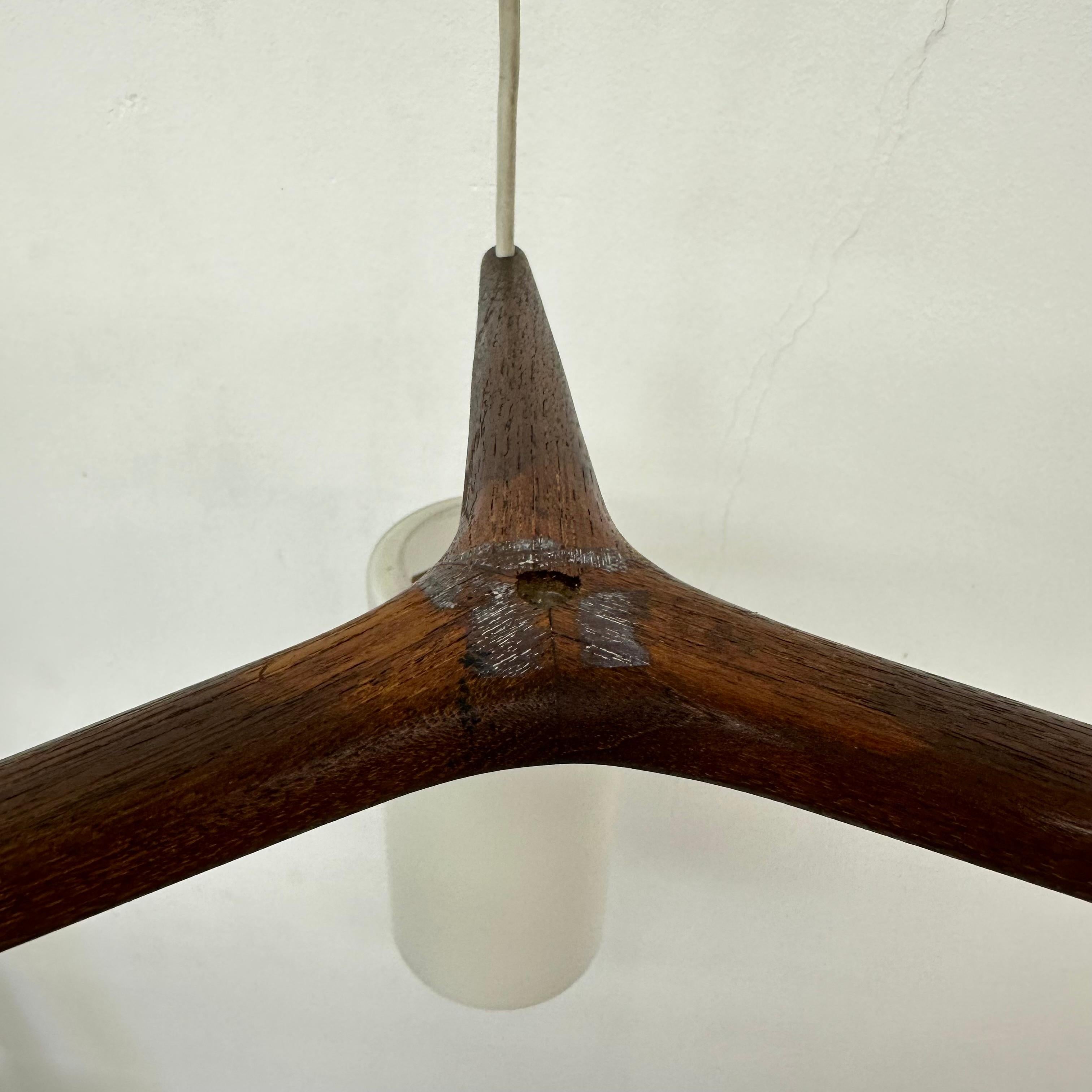 Lampada a sospensione di design di metà secolo in teak e vetro opalino , anni '70 in vendita 2