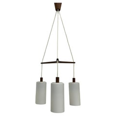 Mid-Century-Design-Pendelleuchte aus Teakholz und Opalglas, 1970er Jahre