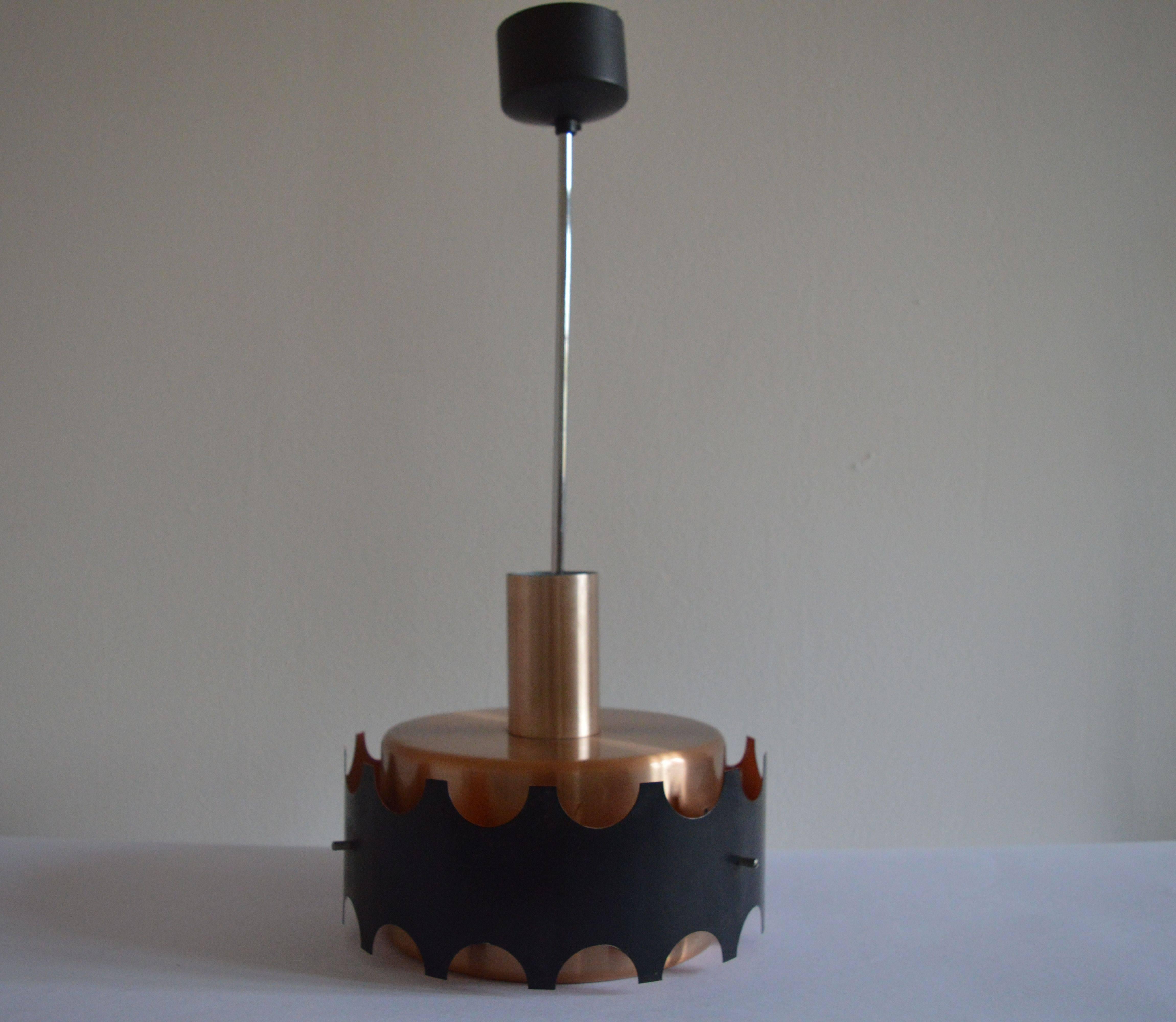 Lampada a sospensione dal design mediocentesco proveniente dalla Danimarca. Uno stile di illuminazione molto bello.