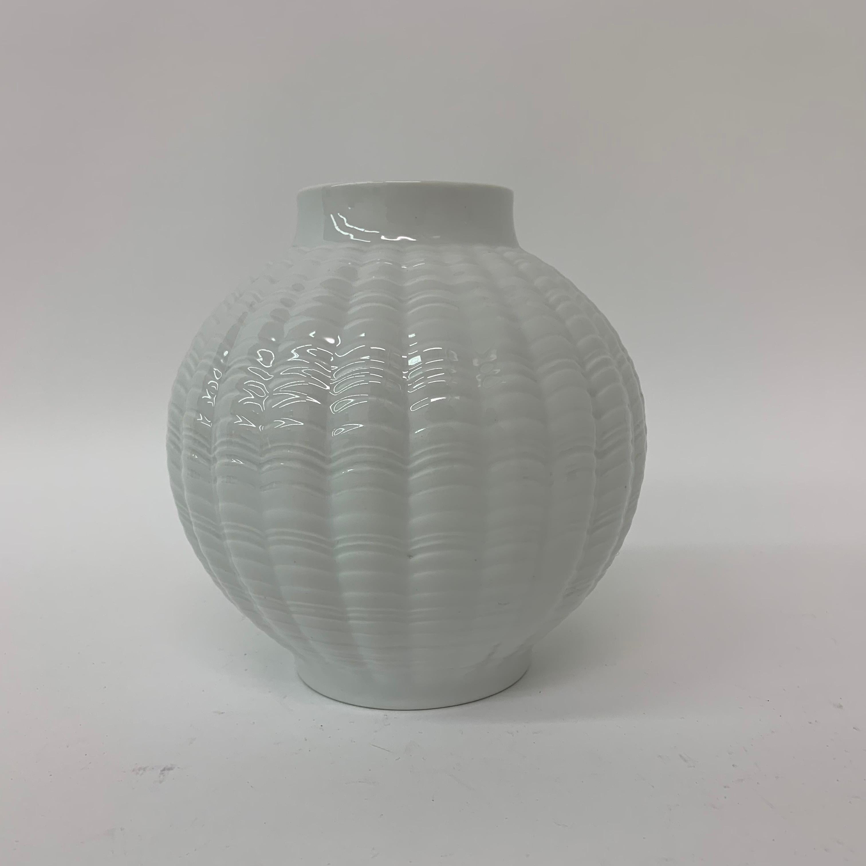 Dimensions: 19,5cm height, 20cm diameter
Condition: Mint
Period: 1970’s
Material: Porcelain.