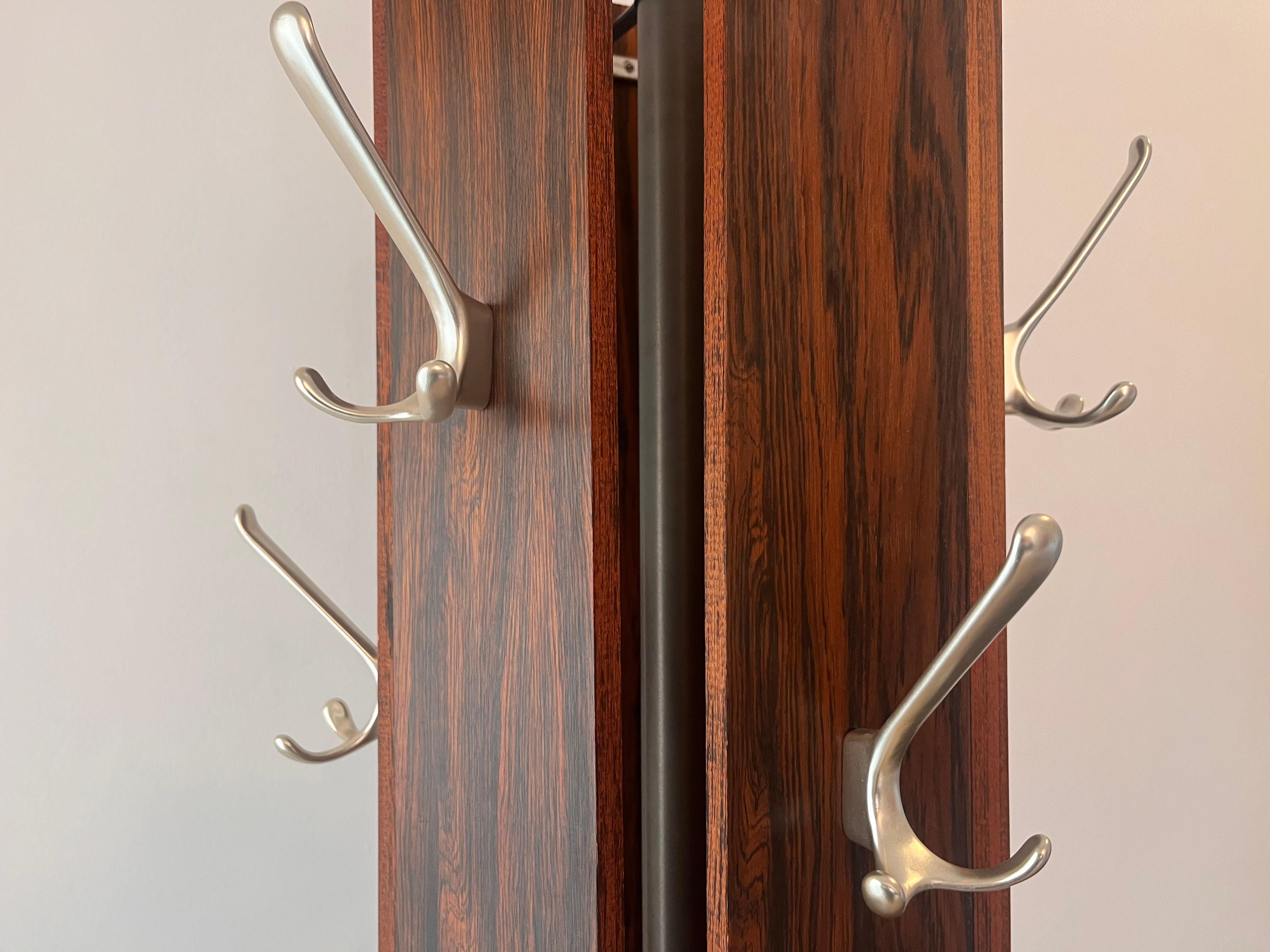Mid century DESIGN Rosenholz und Aluminium skandinavischer Kleiderständer - 1960er Jahre (Skandinavische Moderne) im Angebot