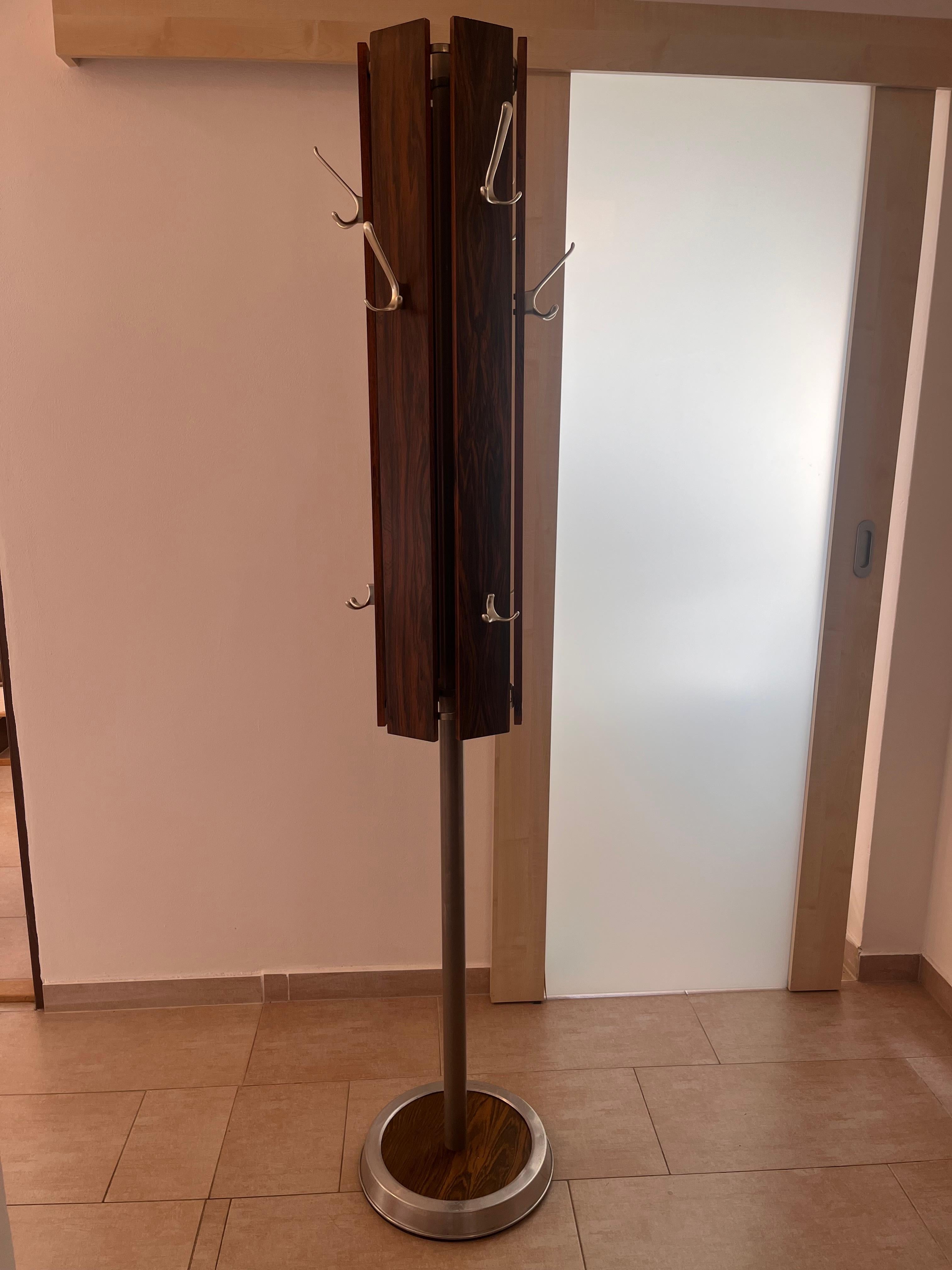 Mid century DESIGN Rosenholz und Aluminium skandinavischer Kleiderständer - 1960er Jahre im Zustand „Gut“ im Angebot in Praha, CZ