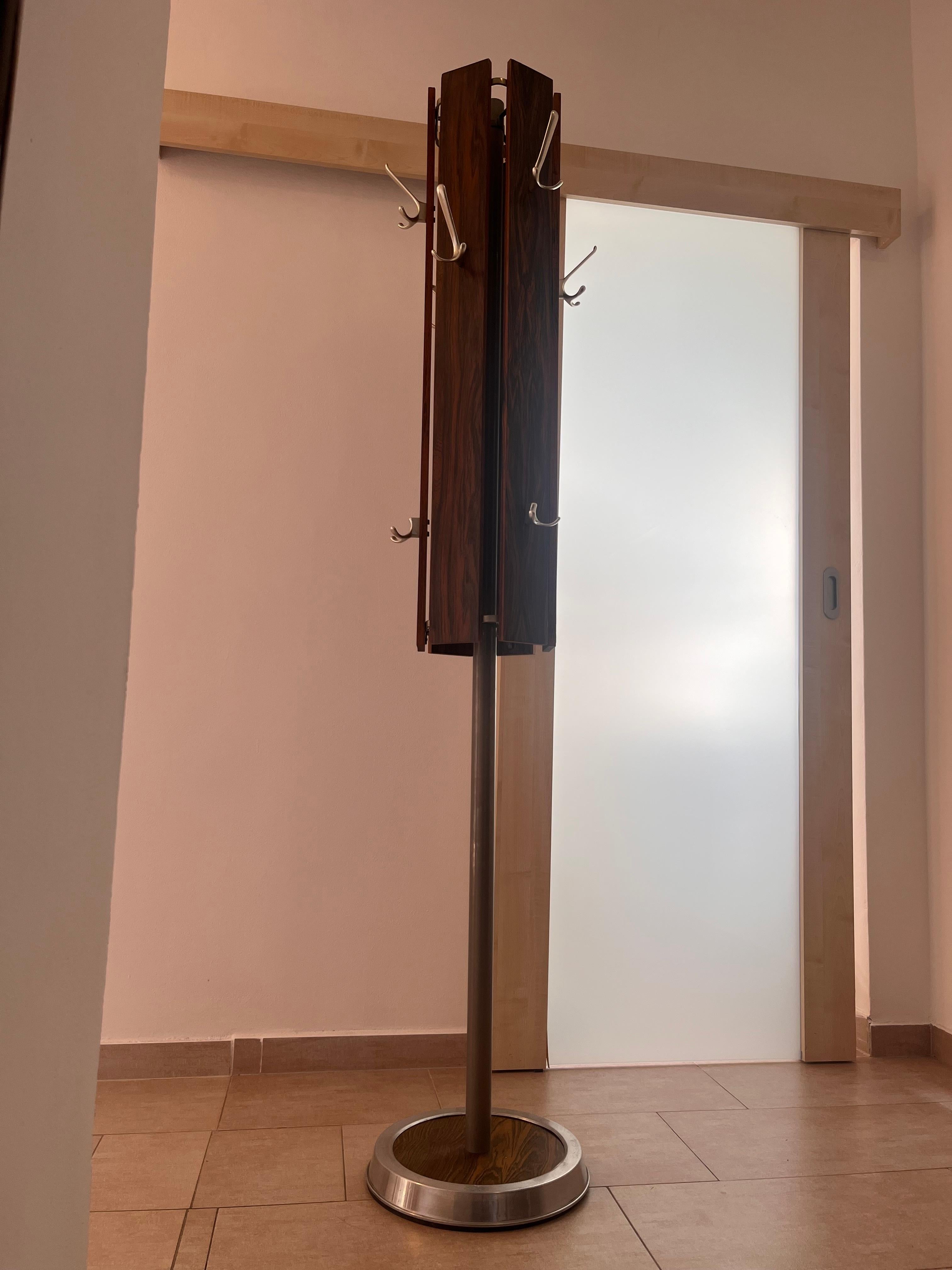 Mid century DESIGN Rosenholz und Aluminium skandinavischer Kleiderständer - 1960er Jahre (Mitte des 20. Jahrhunderts) im Angebot