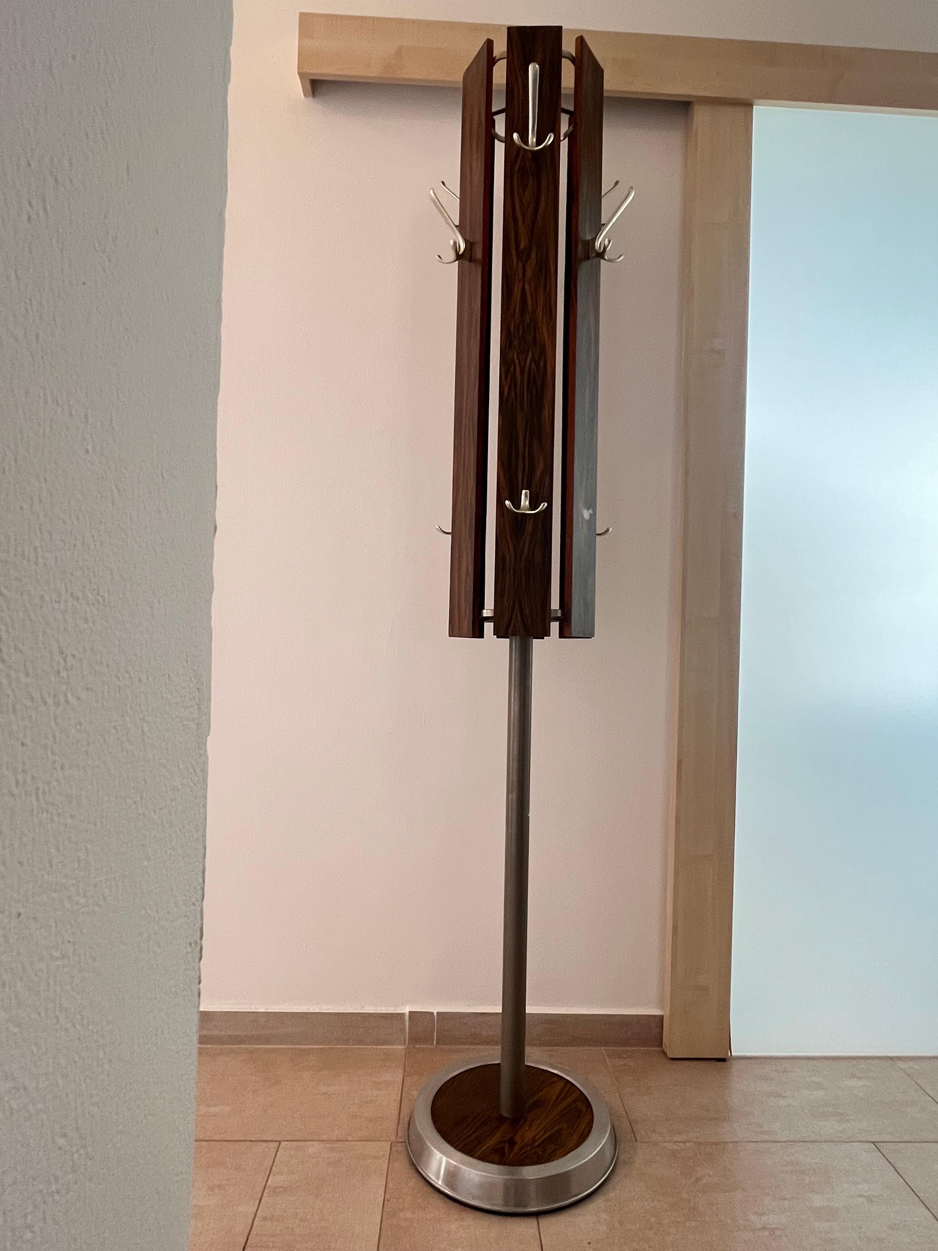 Mid century DESIGN Rosenholz und Aluminium skandinavischer Kleiderständer - 1960er Jahre im Angebot 3