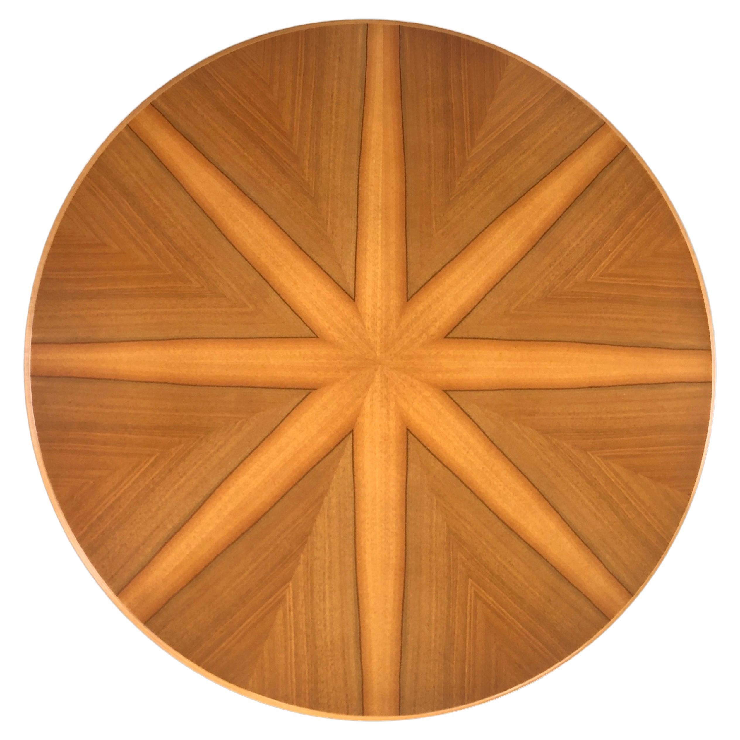 Ein schönes Stück Design aus der Mitte des Jahrhunderts ist dieser wunderschön gearbeitete niedrige Tisch.
Wunderschön verarbeitetes Walnussholz in verschiedenen Farbtönen im Stil von Osvaldo Borsani.
Das Furnier aus echtem Nussbaumholz ist in einem