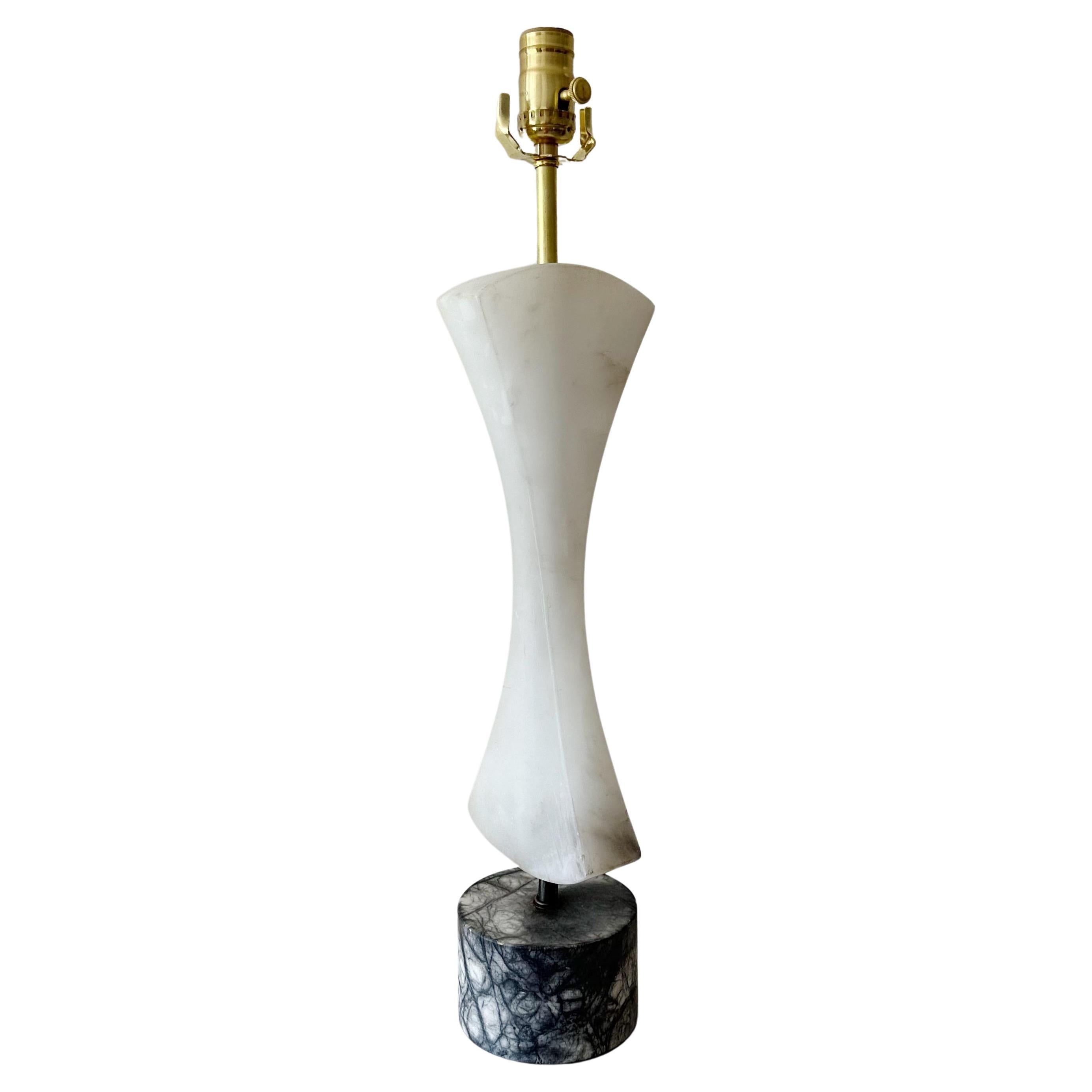 Lampe de table en albâtre sculpturale, design du milieu du siècle