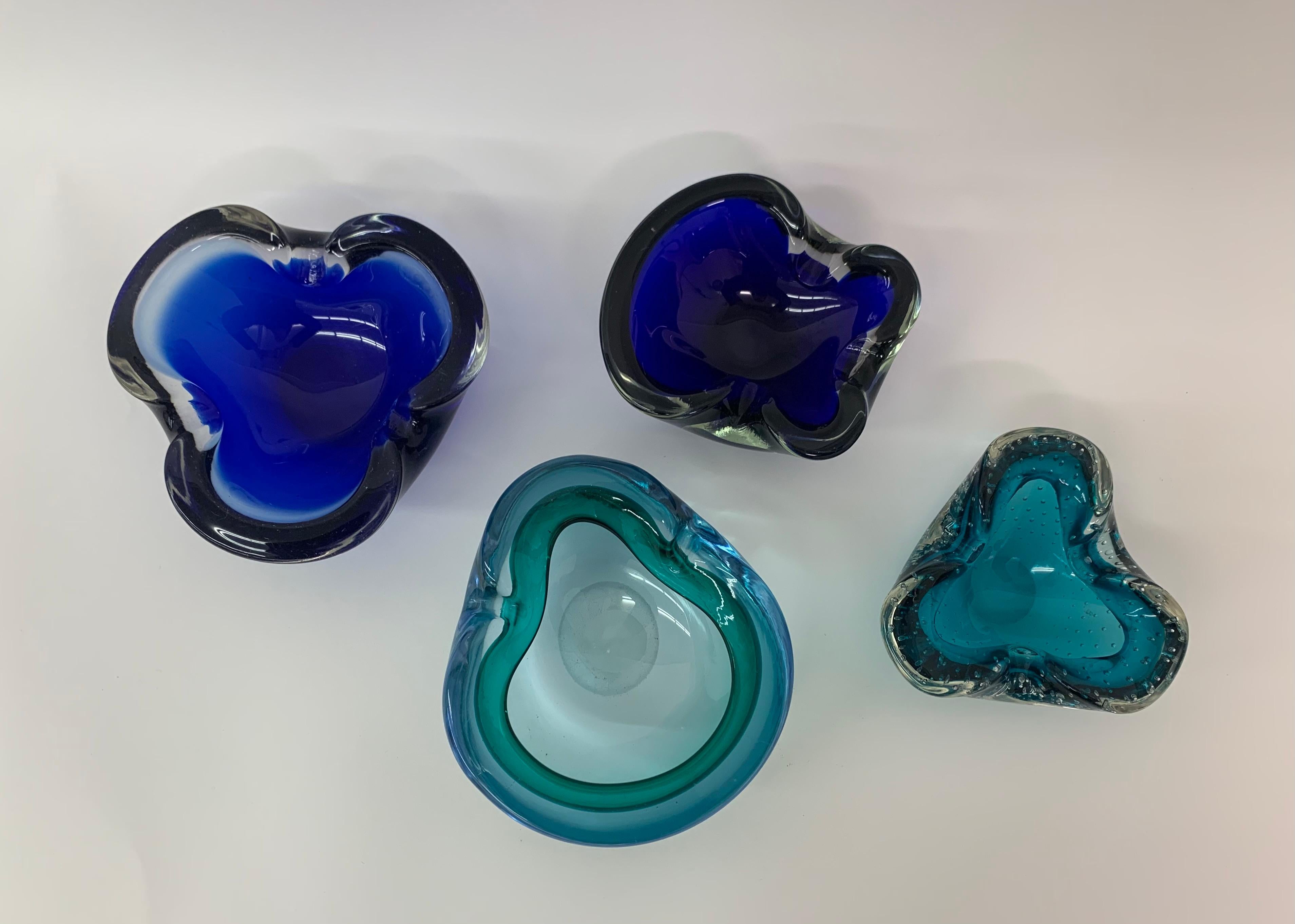 Dimensioni:
16cmD 16,5cm L, 6,5cm H.
13cm L , 11,5cm P, 5cm H.
13 cm L, 11,5 cm P, 5,5 cm H.
15 cm L, 16,5 cm P, 5,5 cm H.
Condizioni: Buono
Materiale: Vetro