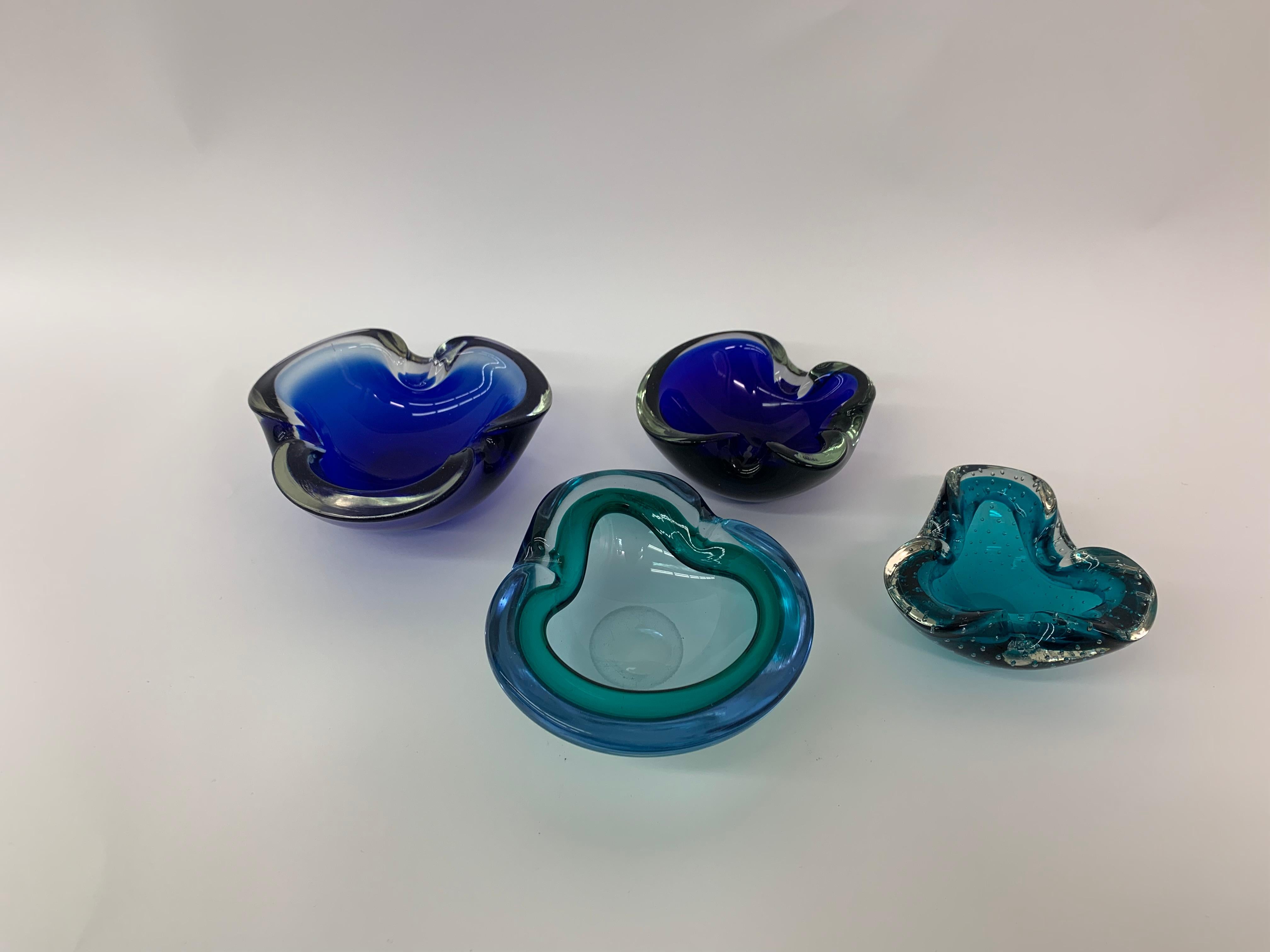 Mid-Century moderno Set di 4 ciotole in vetro di Murano blu dal design di metà secolo, anni '70 in vendita