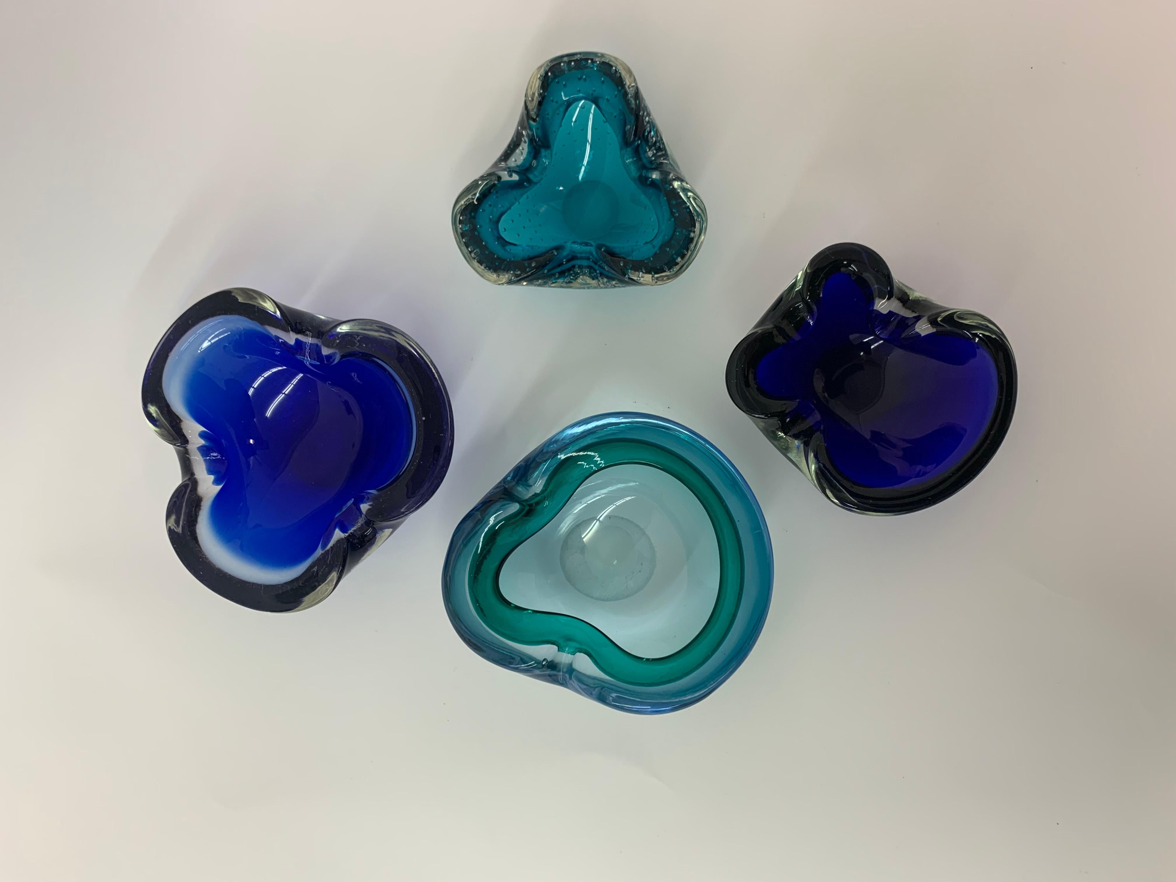Italiano Set di 4 ciotole in vetro di Murano blu dal design di metà secolo, anni '70 in vendita