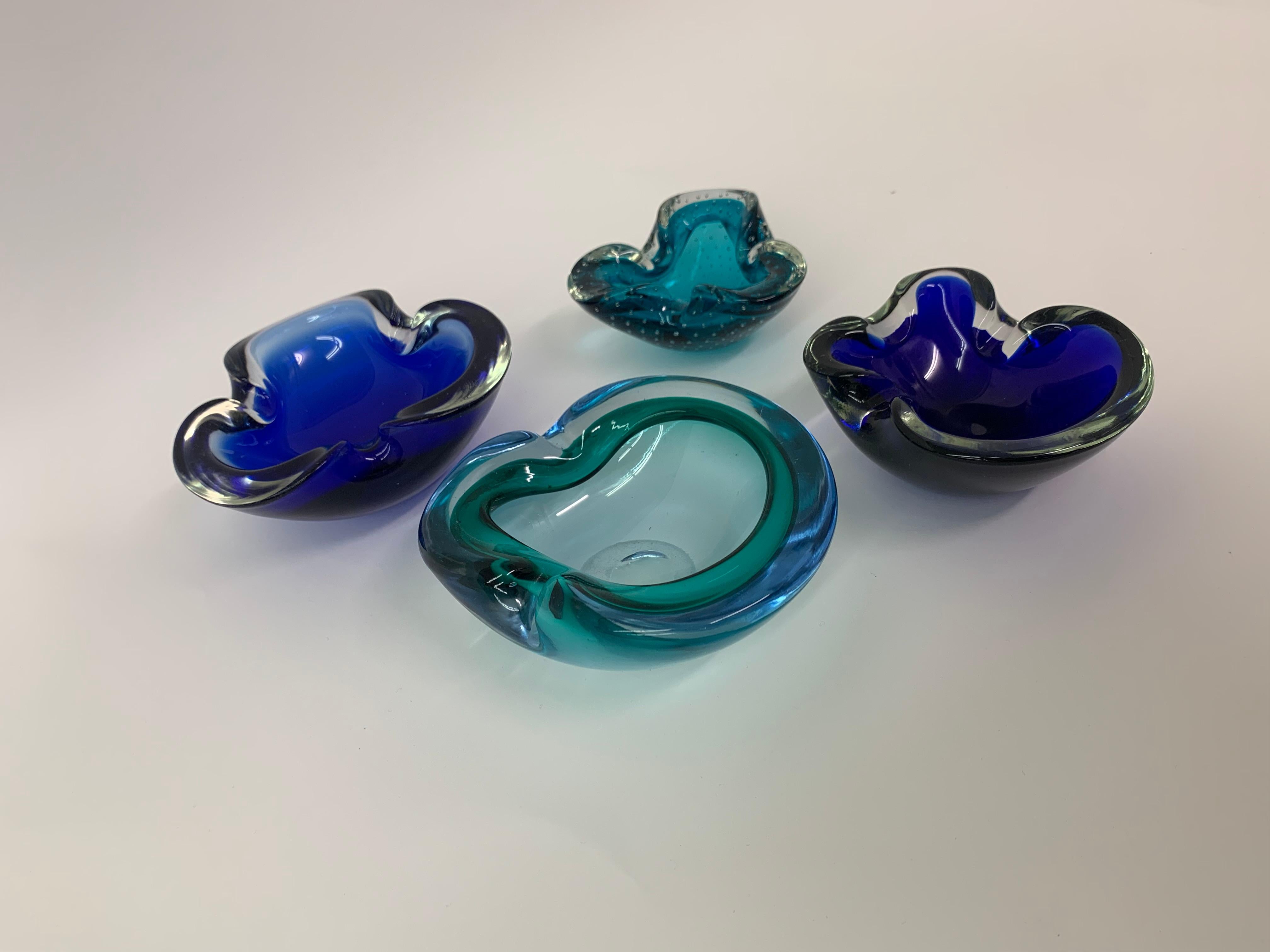 Set di 4 ciotole in vetro di Murano blu dal design di metà secolo, anni '70 In condizioni buone in vendita a Delft, NL