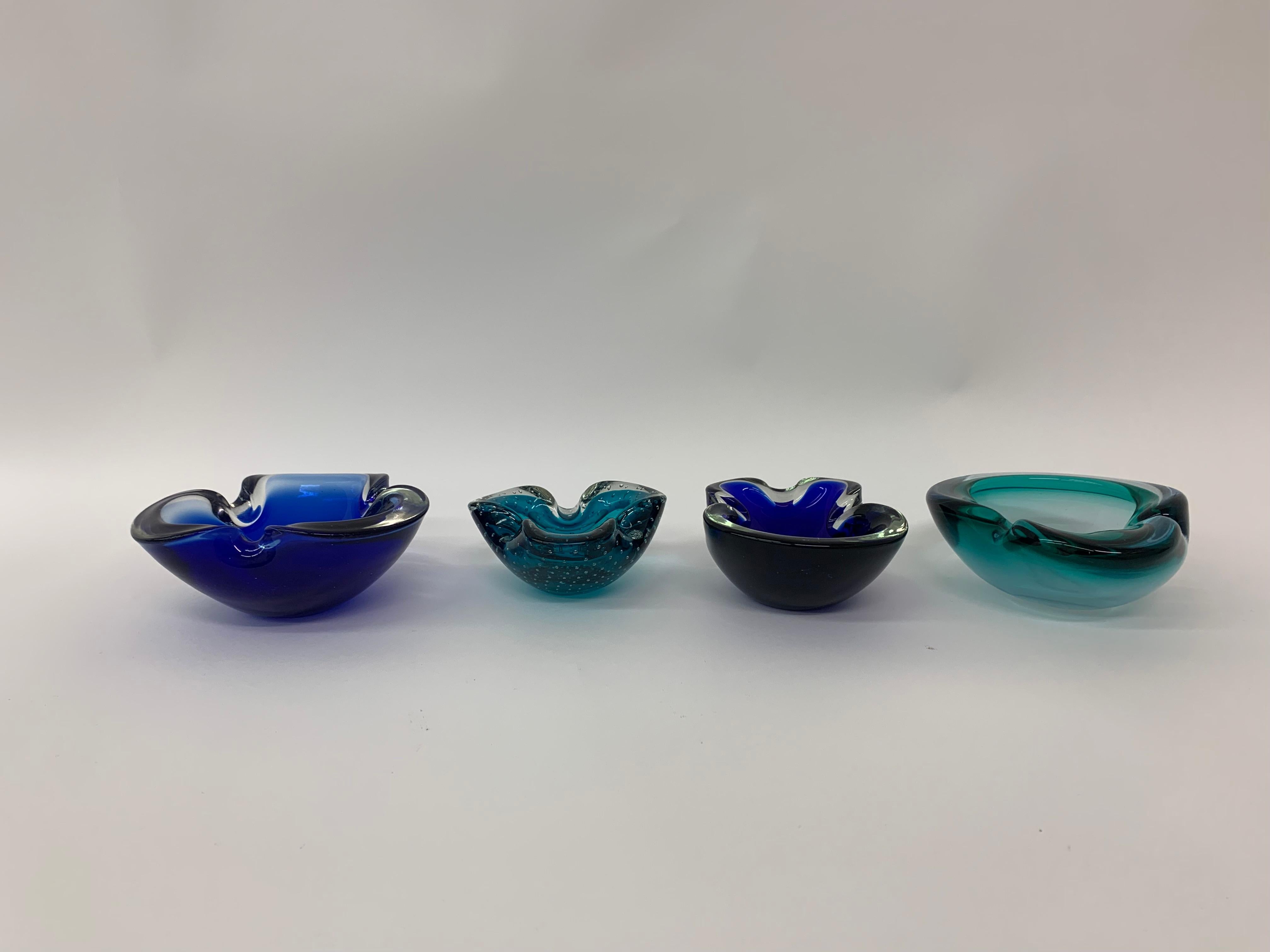 Fine XX secolo Set di 4 ciotole in vetro di Murano blu dal design di metà secolo, anni '70 in vendita