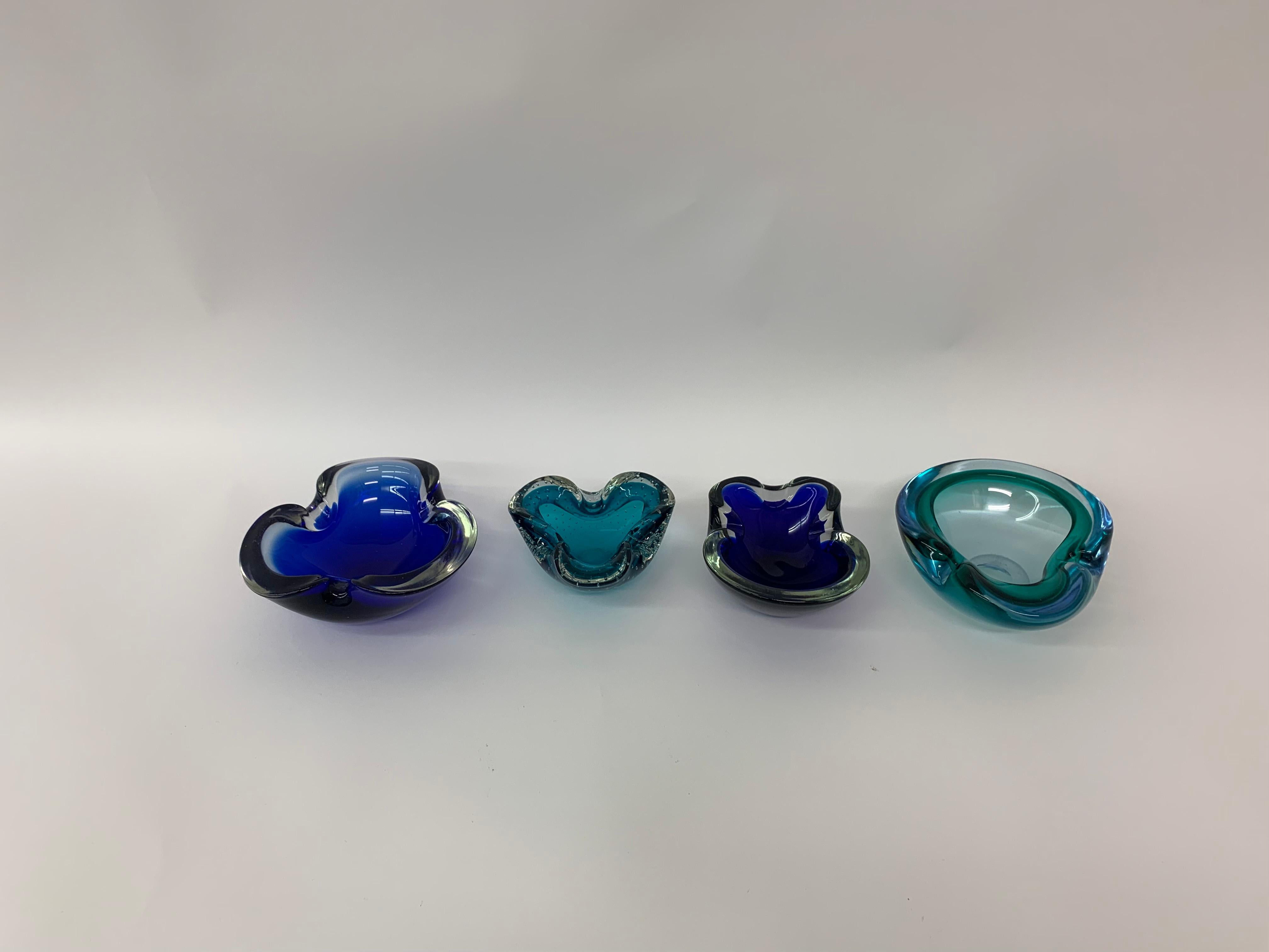 Vetro artistico Set di 4 ciotole in vetro di Murano blu dal design di metà secolo, anni '70 in vendita