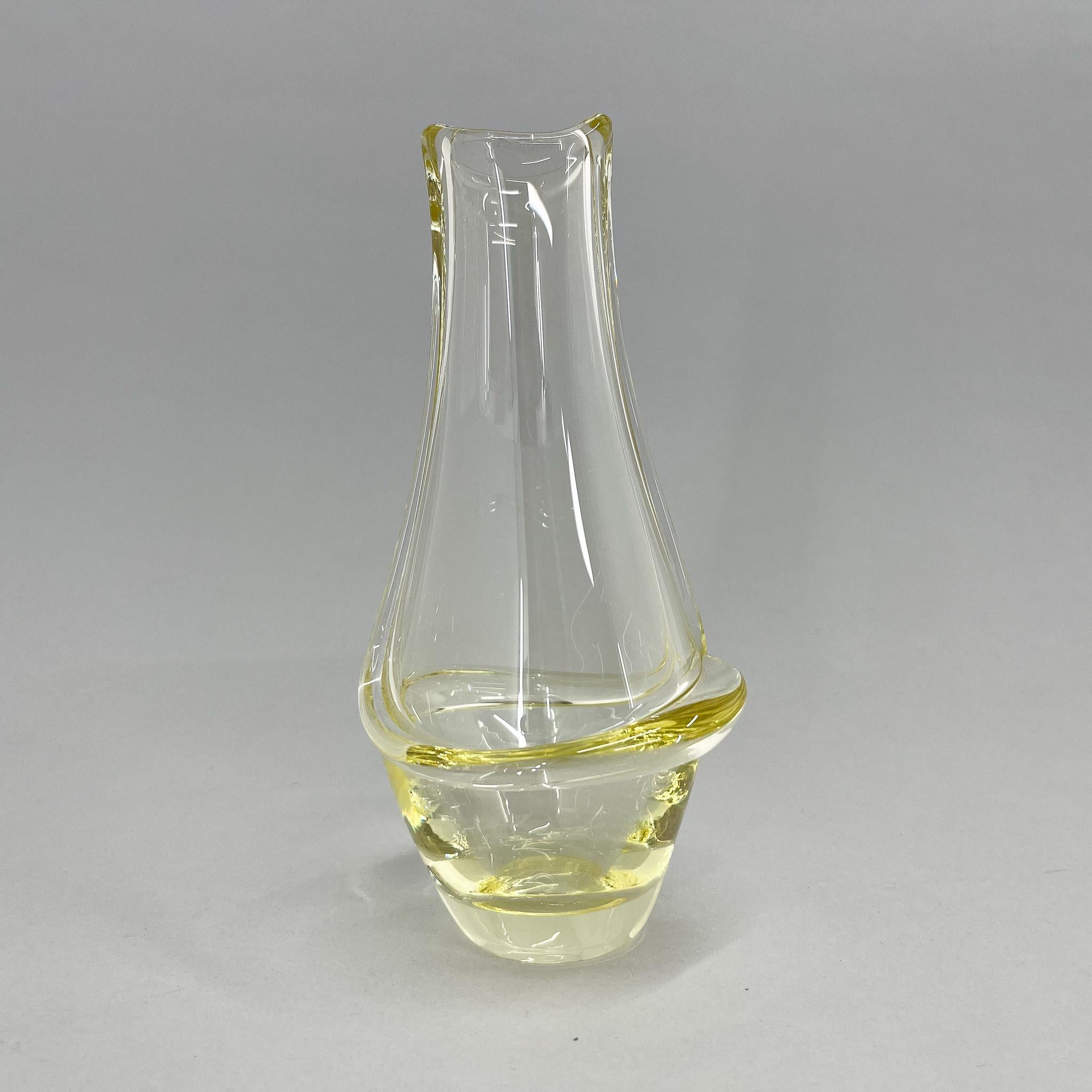 Petit vase vintage conçu par Frantisek Zemek et produit par la verrerie Mstisov dans l'ancienne Tchécoslovaquie dans les années 1960.