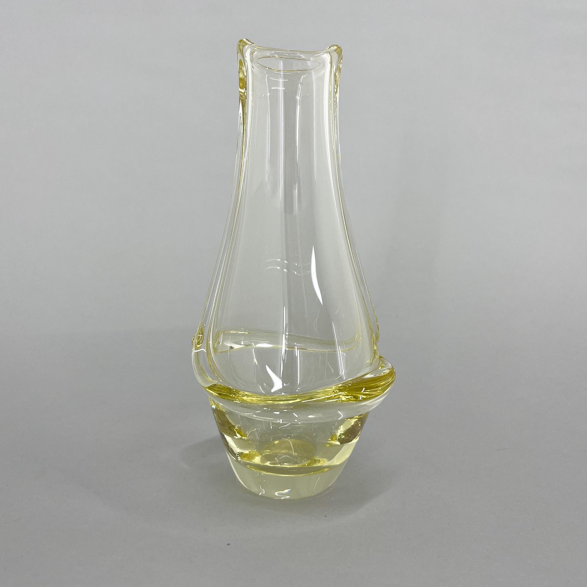 Mid-Century Modern Petit vase design du milieu du siècle dernier de Frantisek Zemek pour Mstisov Glassworks, années 1960 en vente