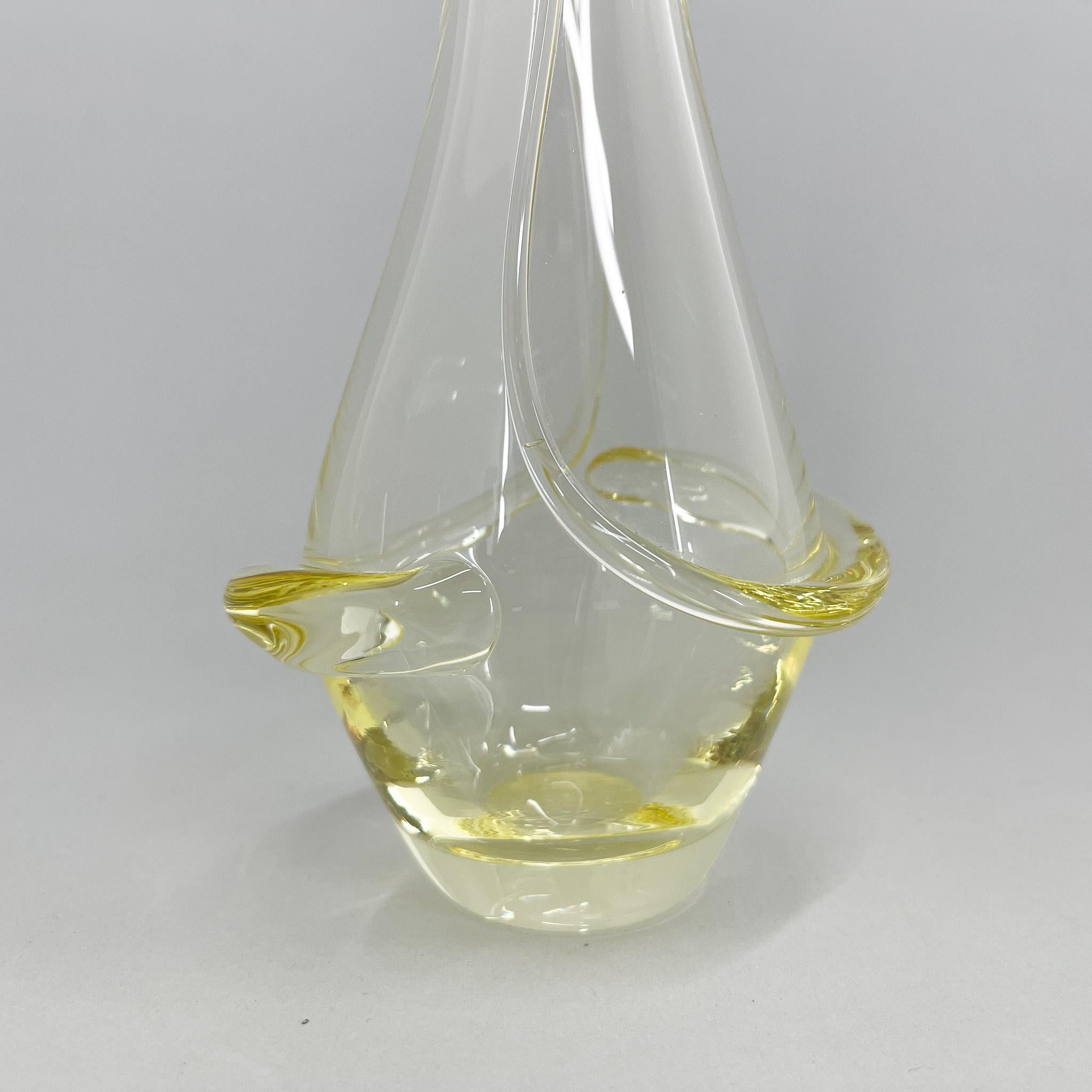 Tchèque Petit vase design du milieu du siècle dernier de Frantisek Zemek pour Mstisov Glassworks, années 1960 en vente