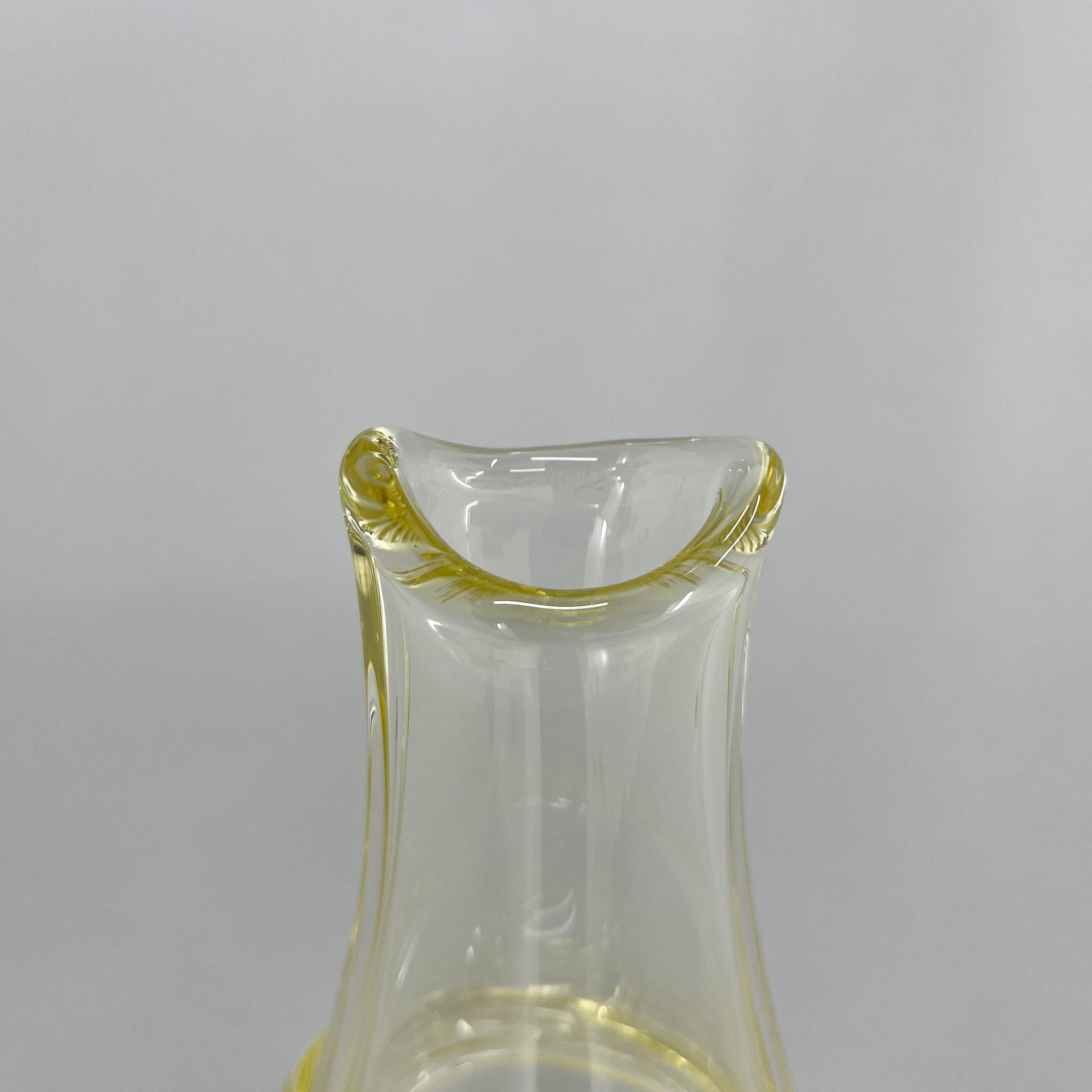 Petit vase design du milieu du siècle dernier de Frantisek Zemek pour Mstisov Glassworks, années 1960 Bon état - En vente à Praha, CZ